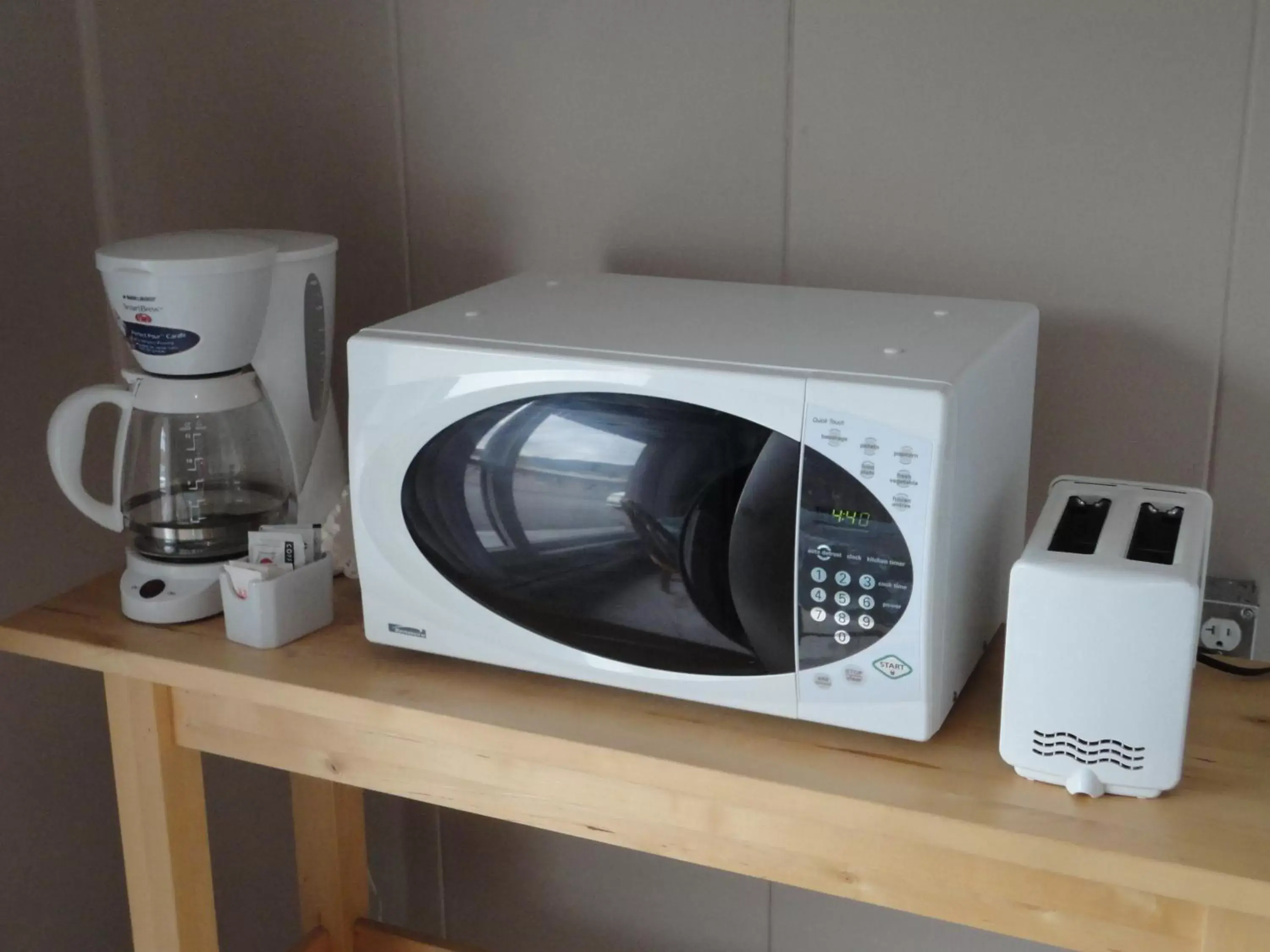 Kitchen or kitchenette, TV/Entertainment Center in Apple Tree Inn