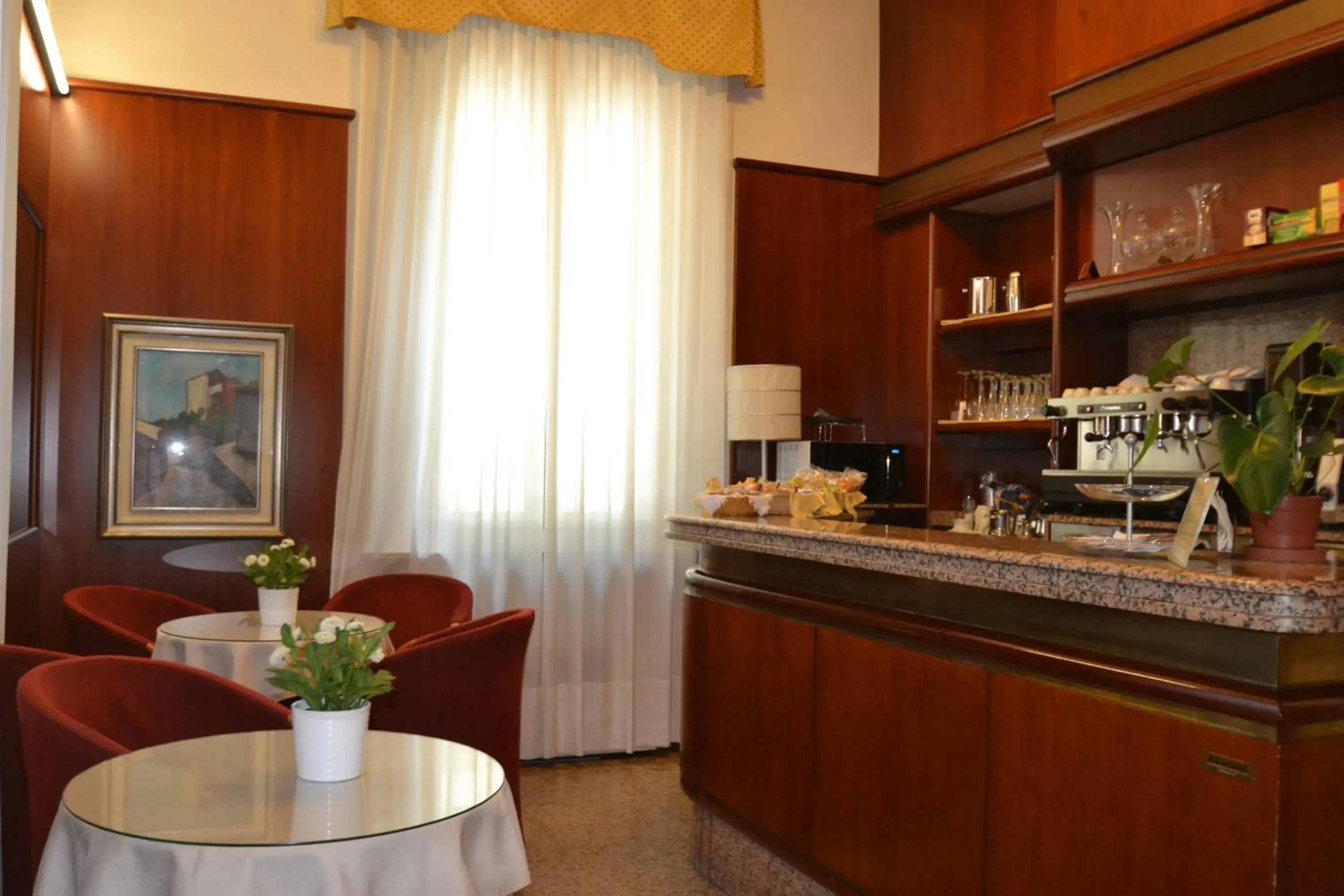 Lounge or bar, Kitchen/Kitchenette in Hotel Residence