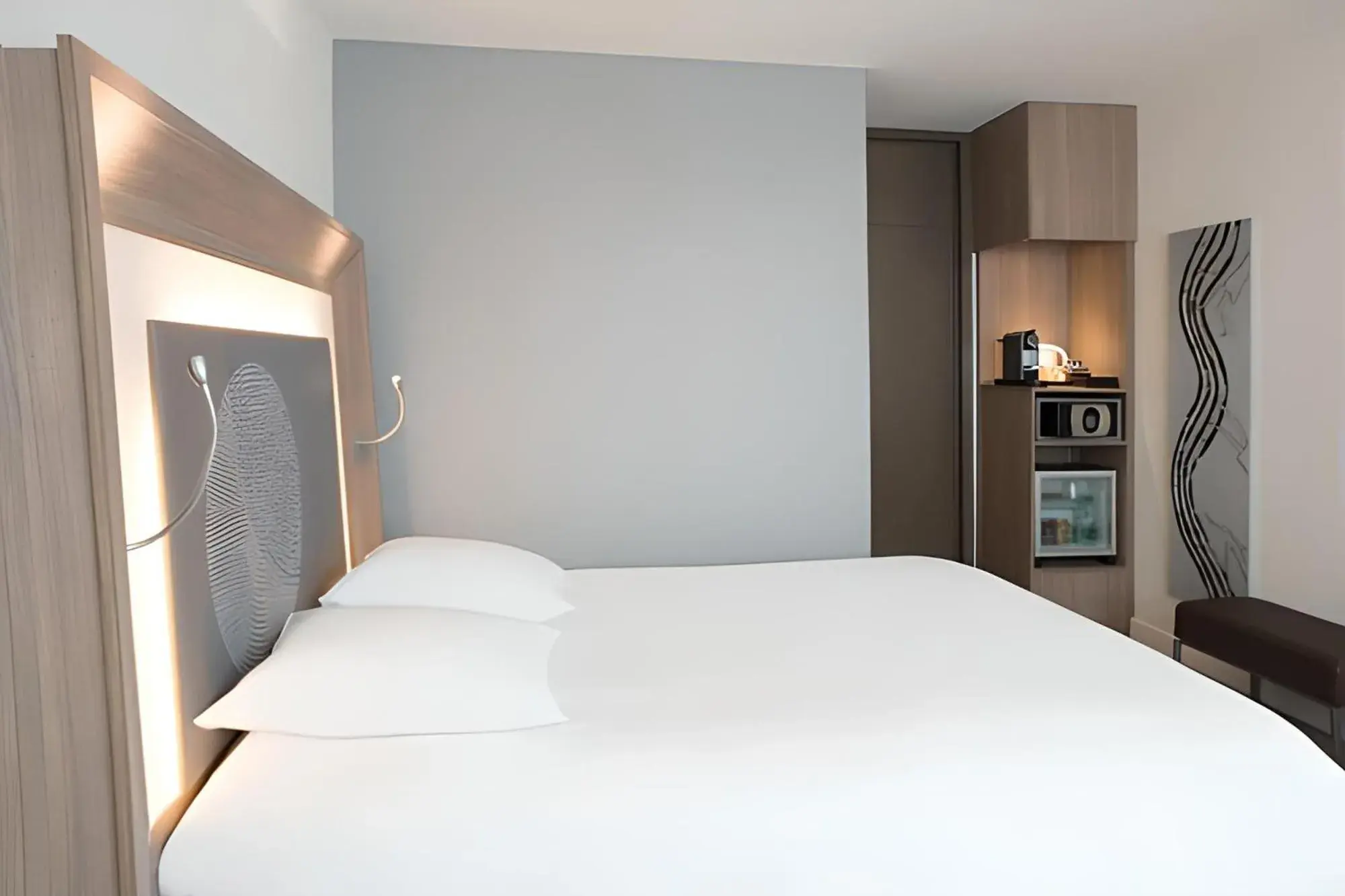 Bed in Novotel Bordeaux Lac