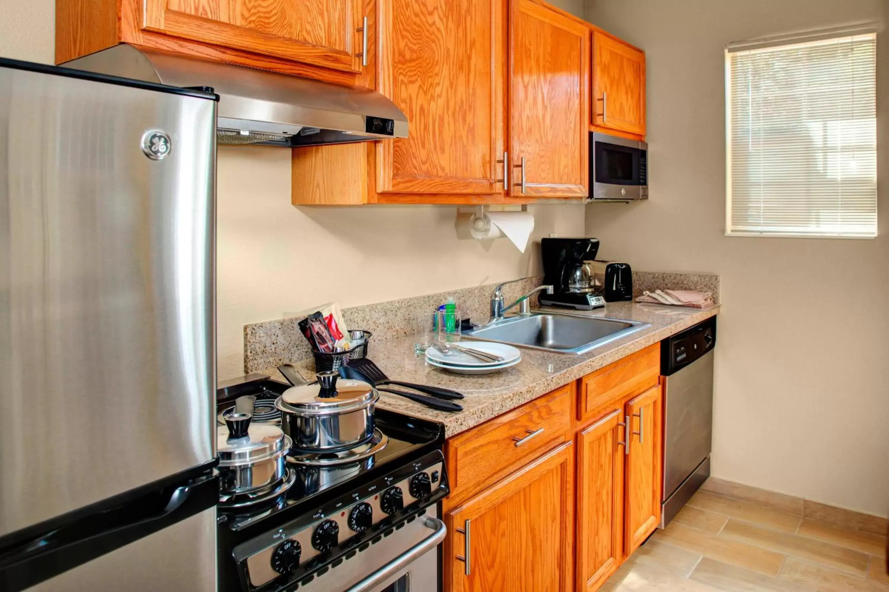 Bedroom, Kitchen/Kitchenette in TownePlace Suites Fresno