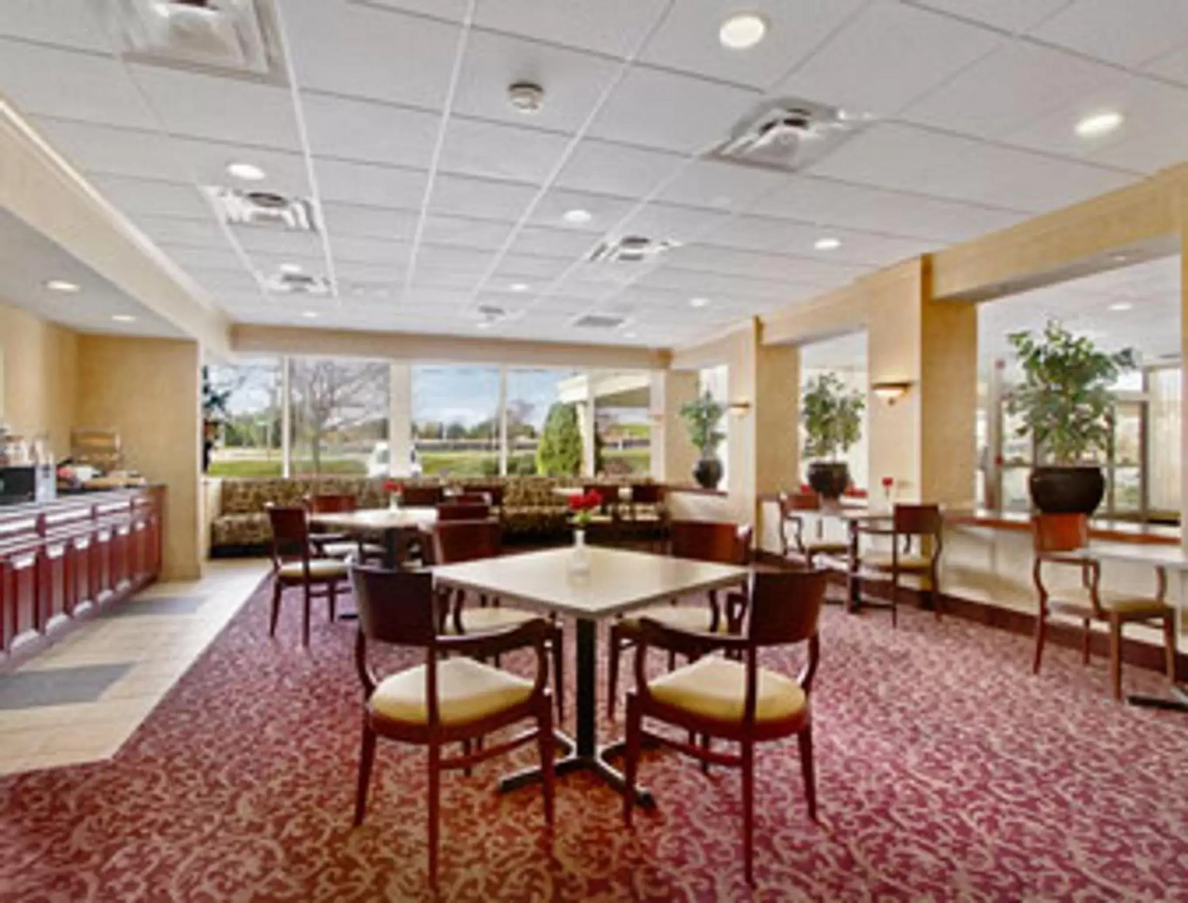 Lounge or bar, Restaurant/Places to Eat in Days Inn & Suites by Wyndham York