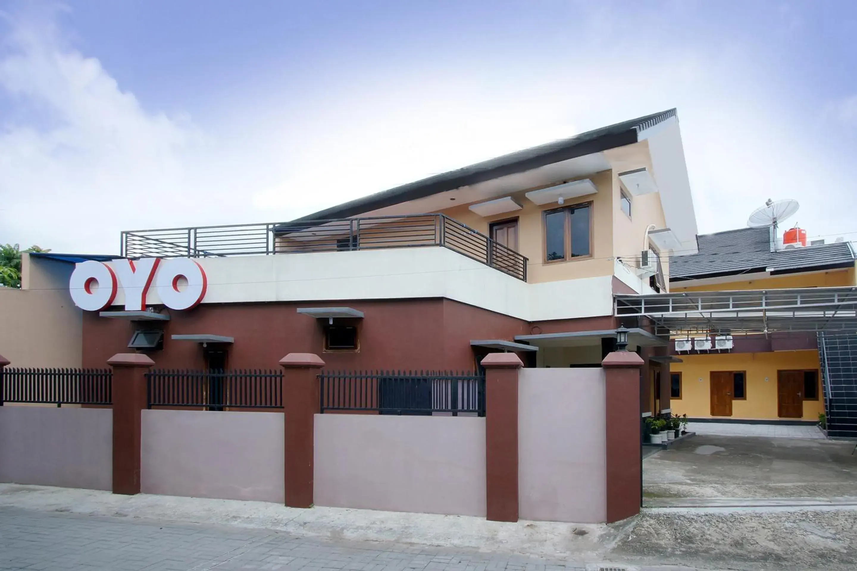 Facade/entrance, Property Building in OYO 347 Bayang Brothers Residence