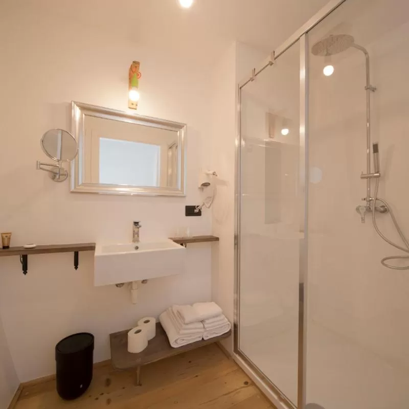 Bathroom in Sir Thomas Bed and More