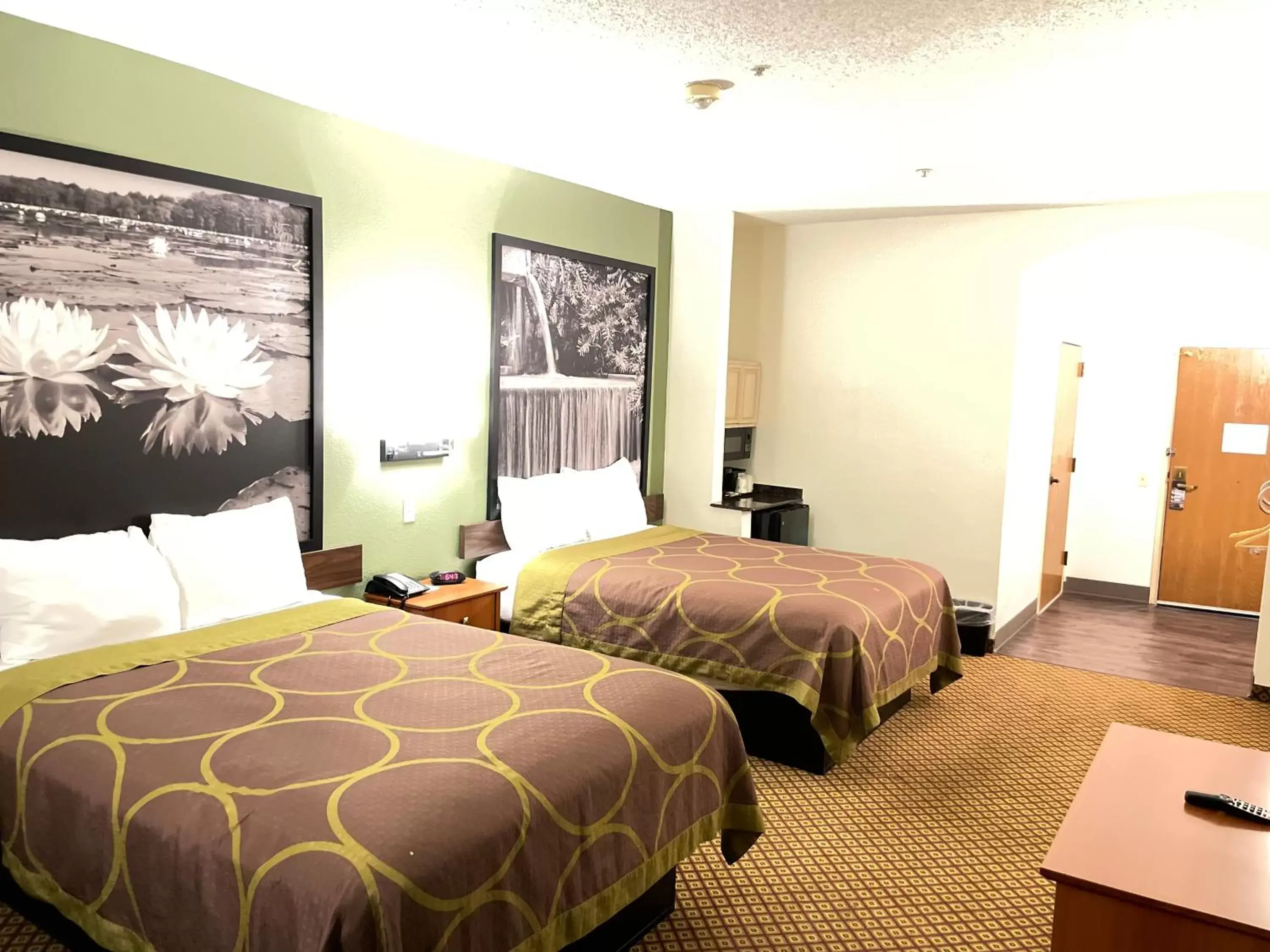 Photo of the whole room, Bed in Super 8 by Wyndham Fort Worth Downtown South