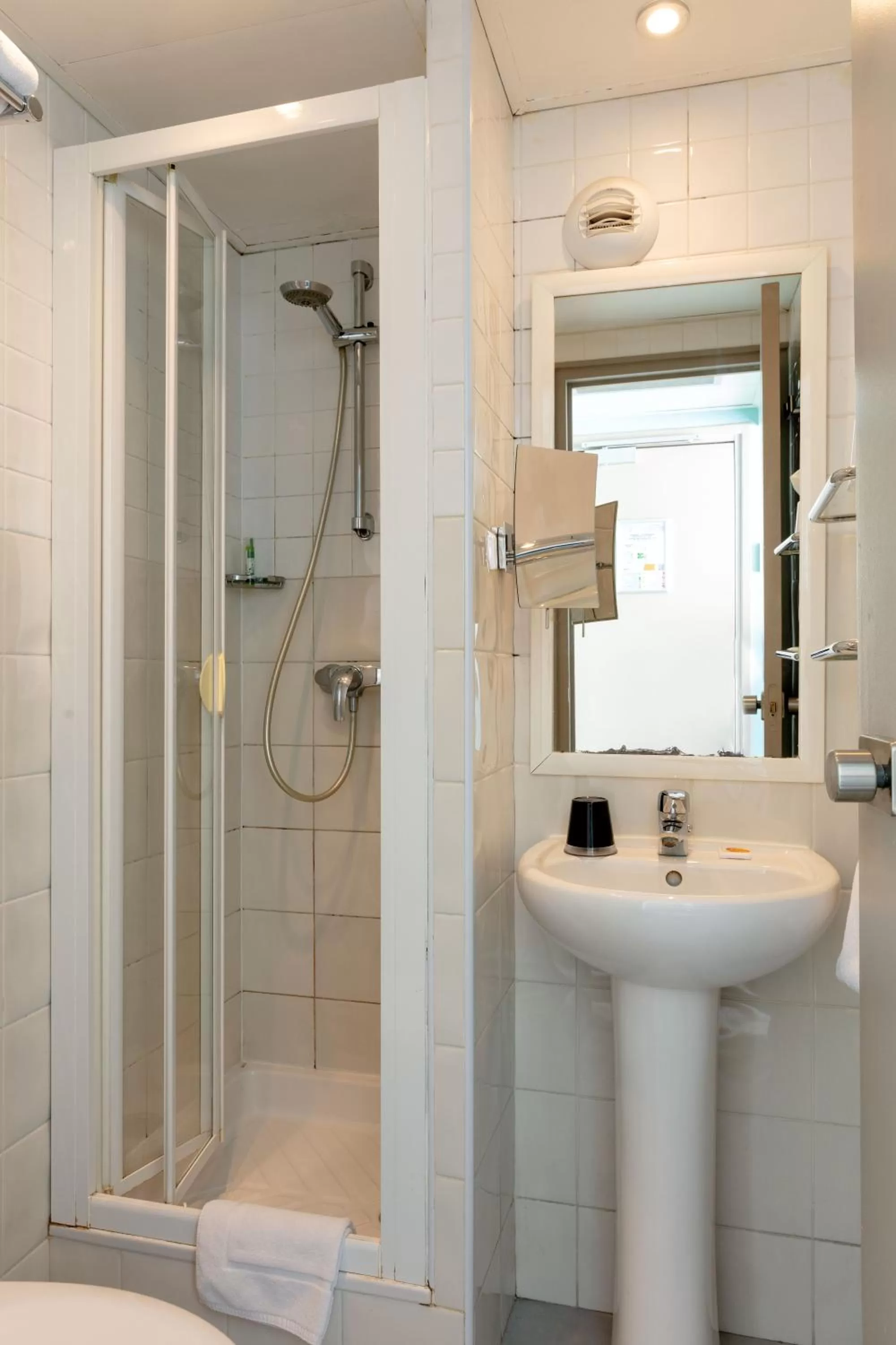 Bathroom in Hotel des Nations Saint Germain