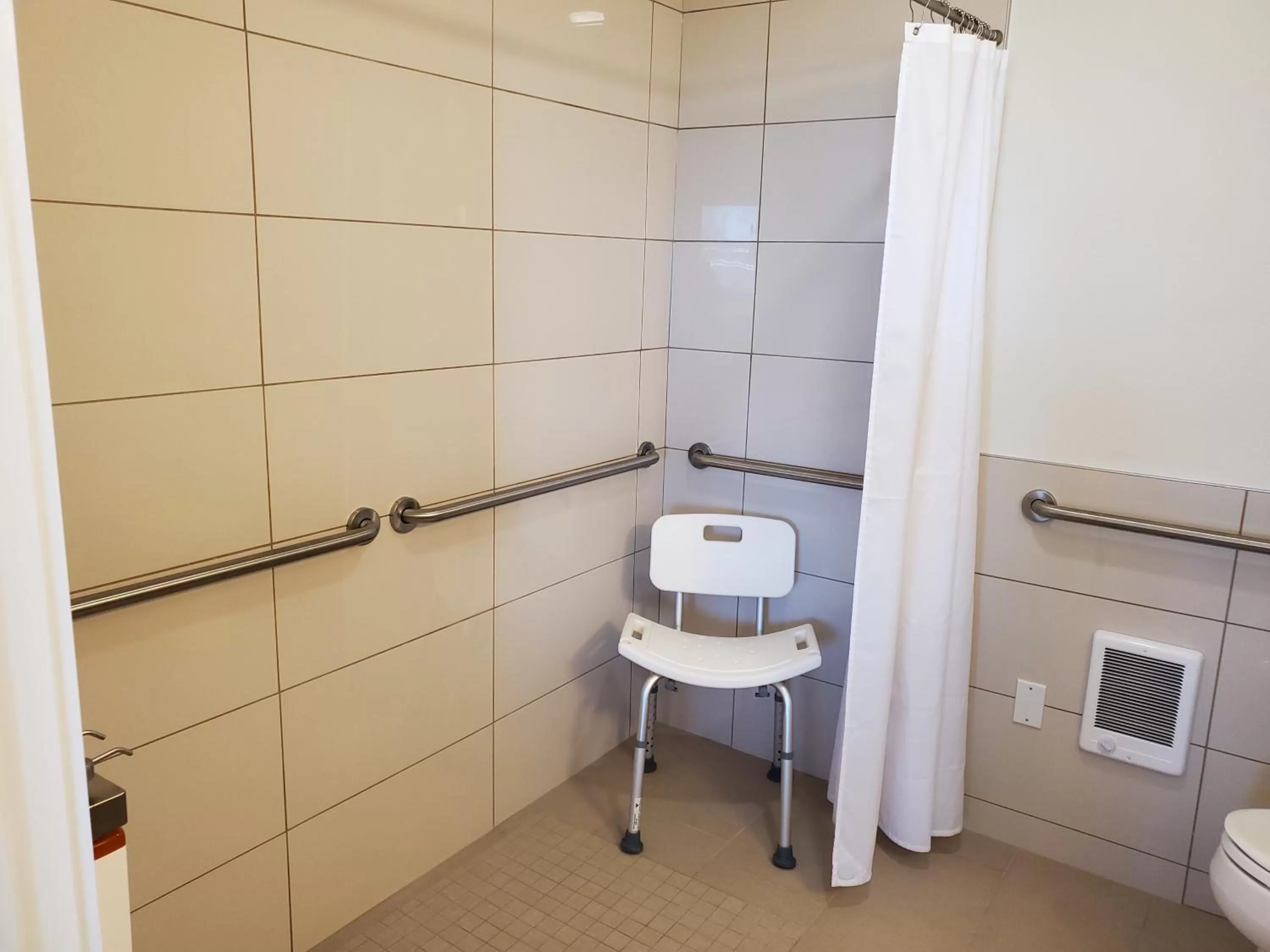 Shower, Bathroom in Moonstone Beach Motel