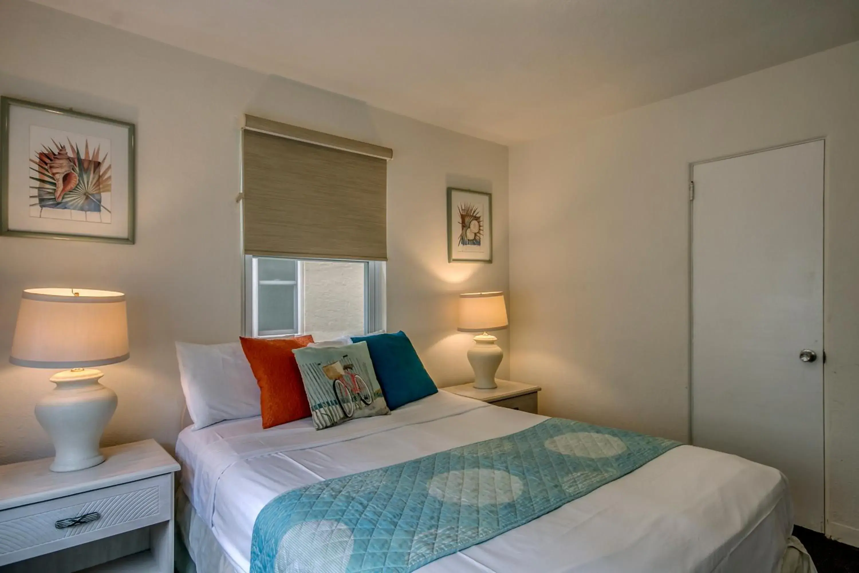 Bedroom, Bed in Daytona Inn and Suites