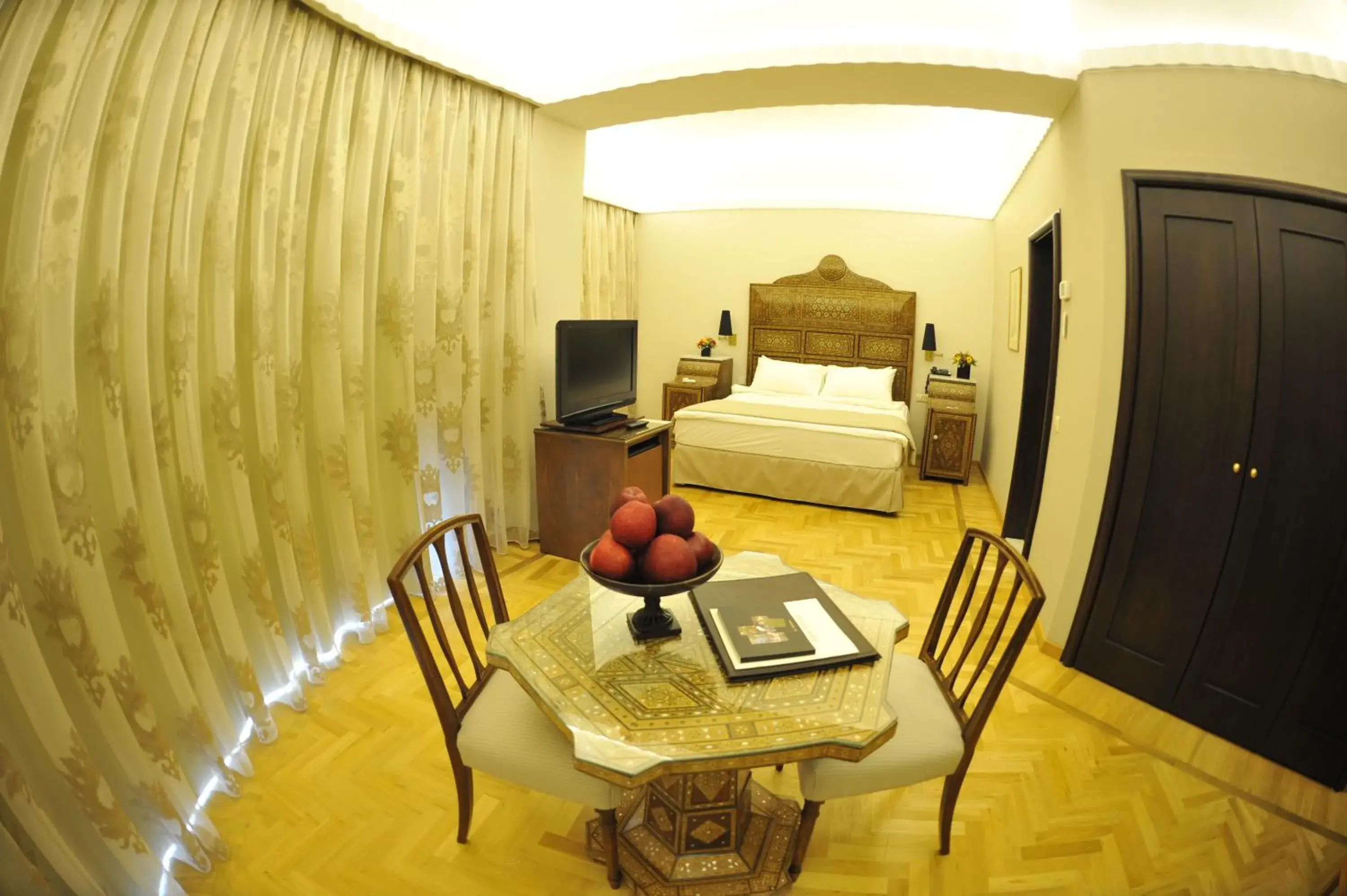 Bedroom, Dining Area in Warwick Palm Beach