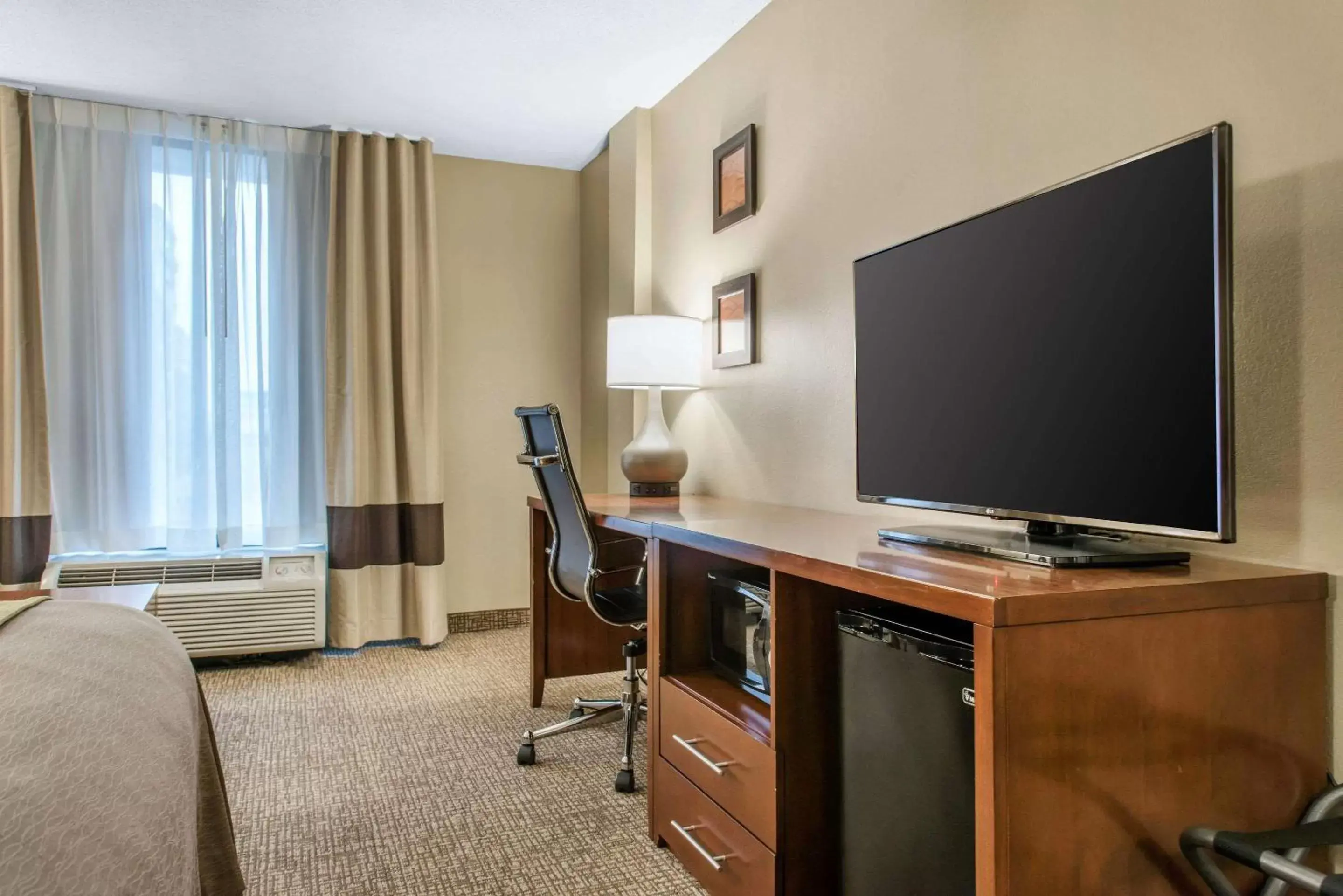 Photo of the whole room, TV/Entertainment Center in Comfort Inn MSP Airport - Mall of America