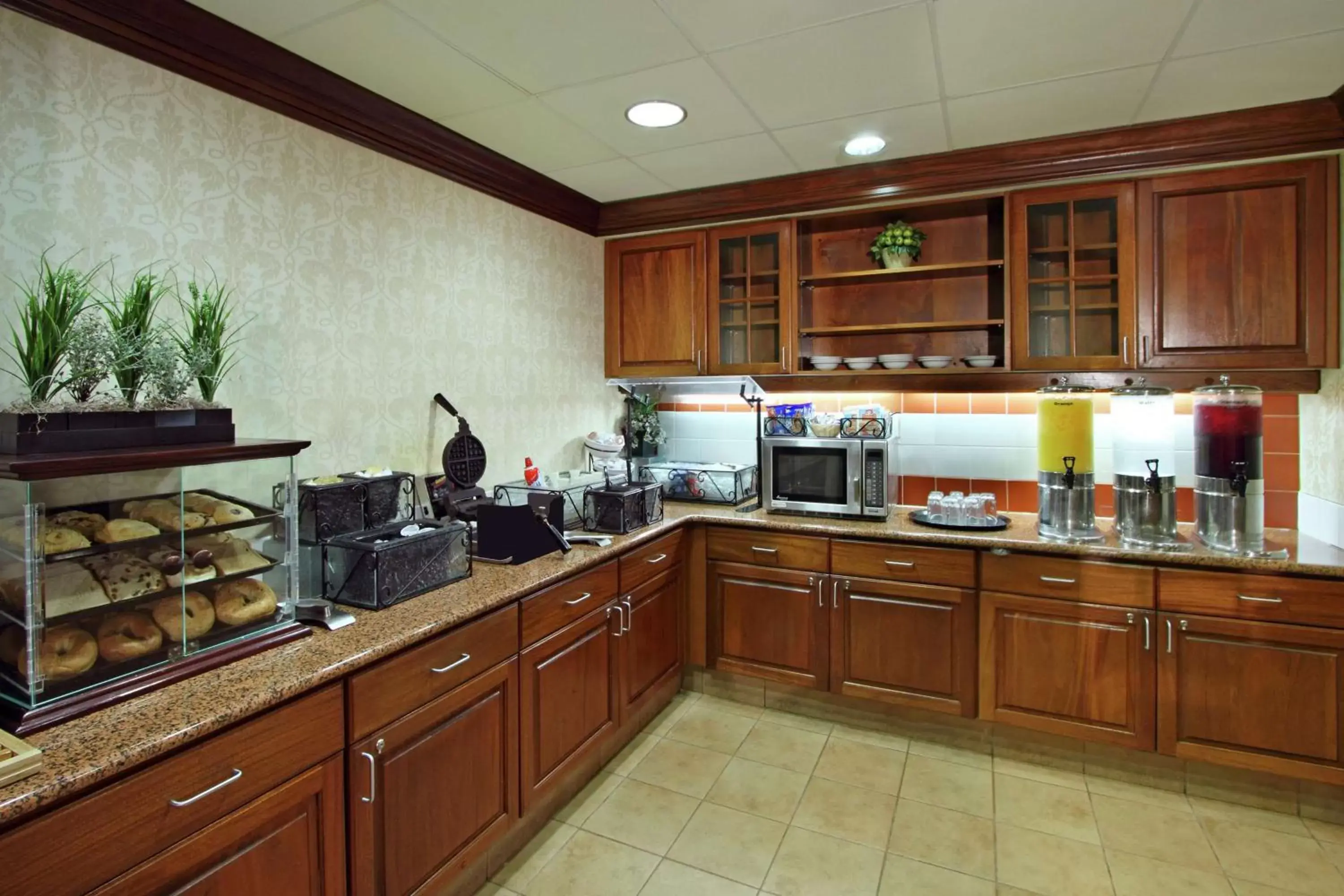 Dining area, Kitchen/Kitchenette in Homewood Suites by Hilton Chesapeake - Greenbrier