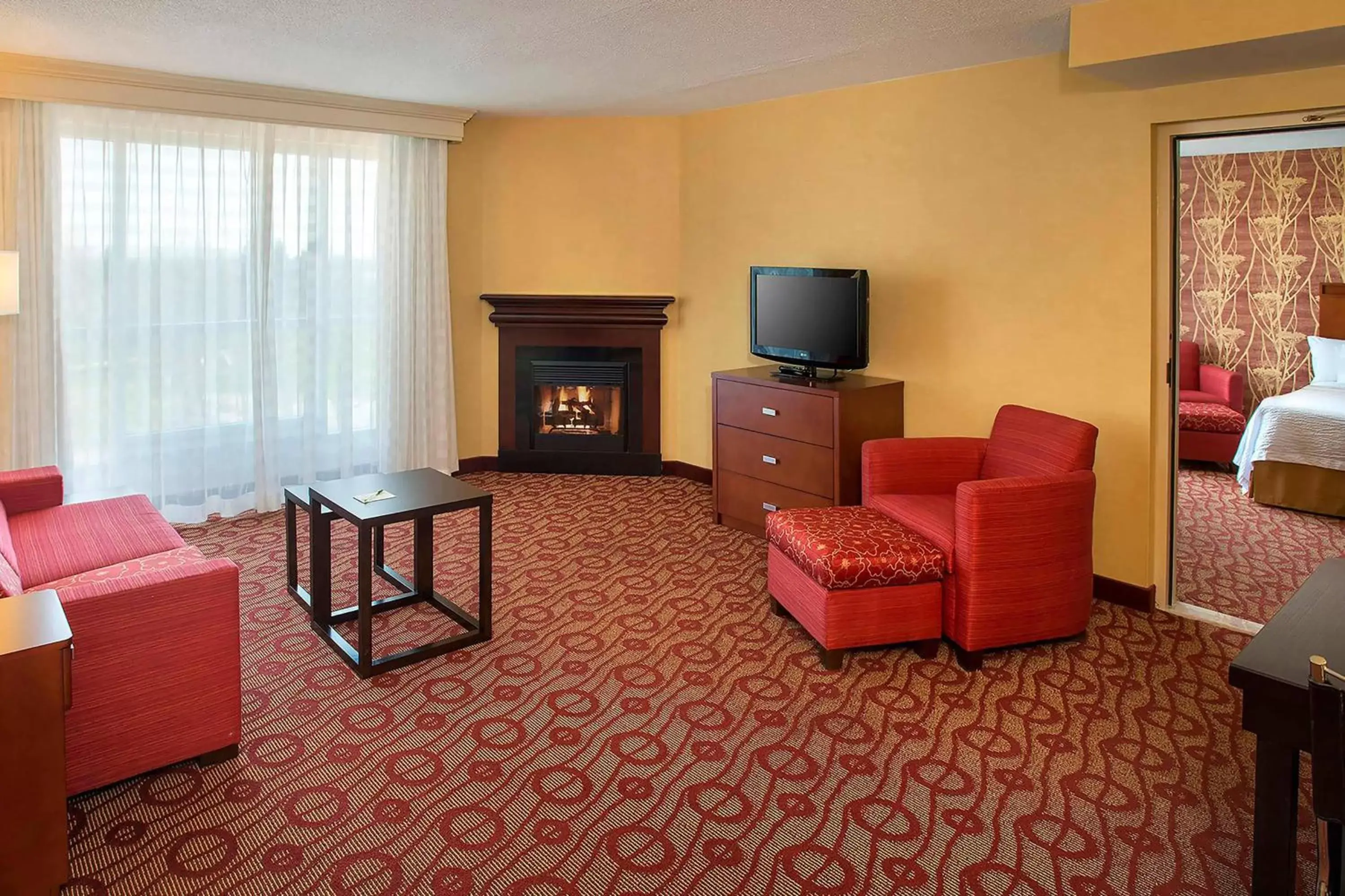 Photo of the whole room, Seating Area in Courtyard by Marriott Niagara Falls