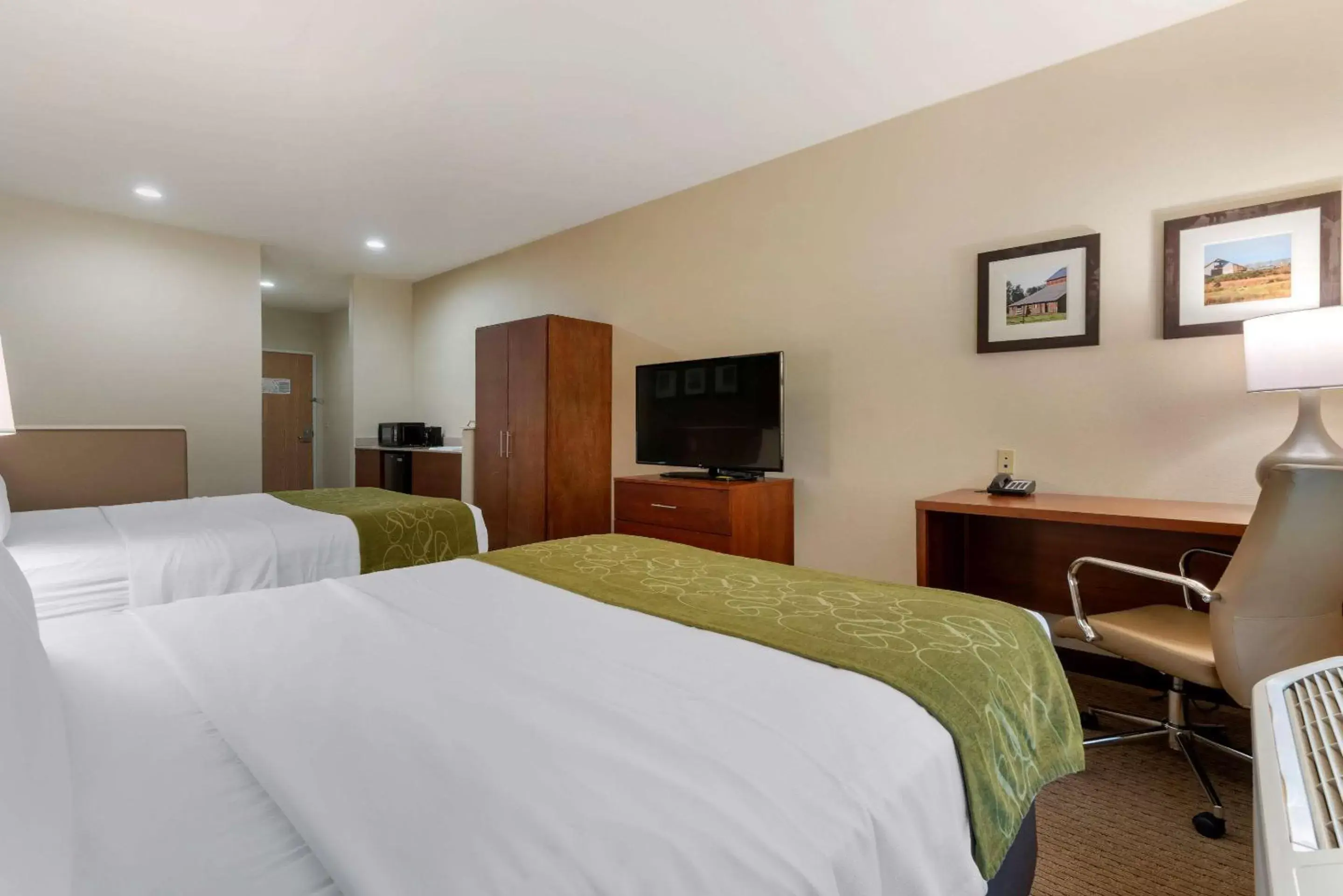 Photo of the whole room, Bed in Comfort Suites Marysville-Yuba City