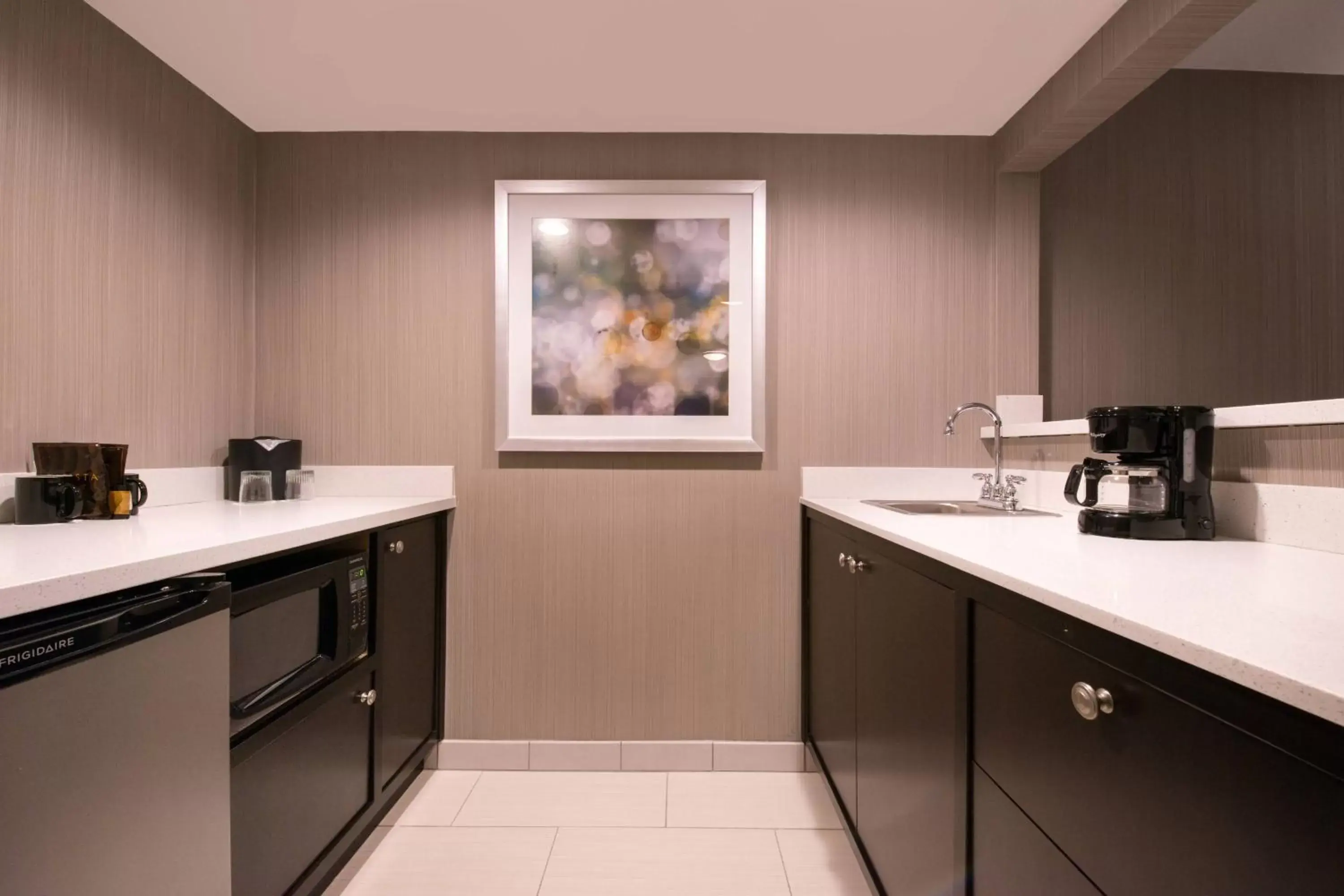 Bedroom, Kitchen/Kitchenette in Courtyard by Marriott Oxnard/Ventura