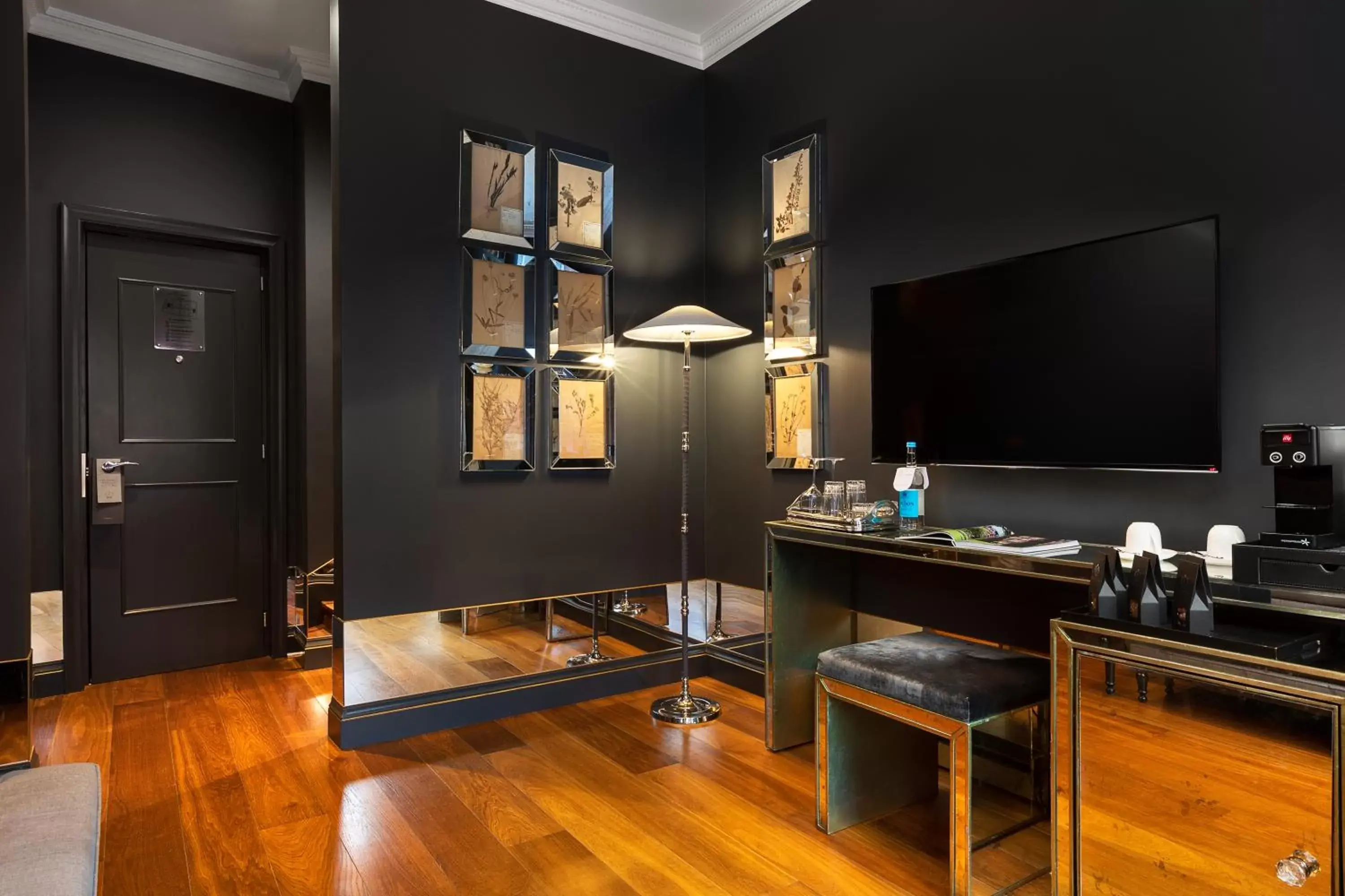 Guests, TV/Entertainment Center in The Franklin London - Starhotels Collezione