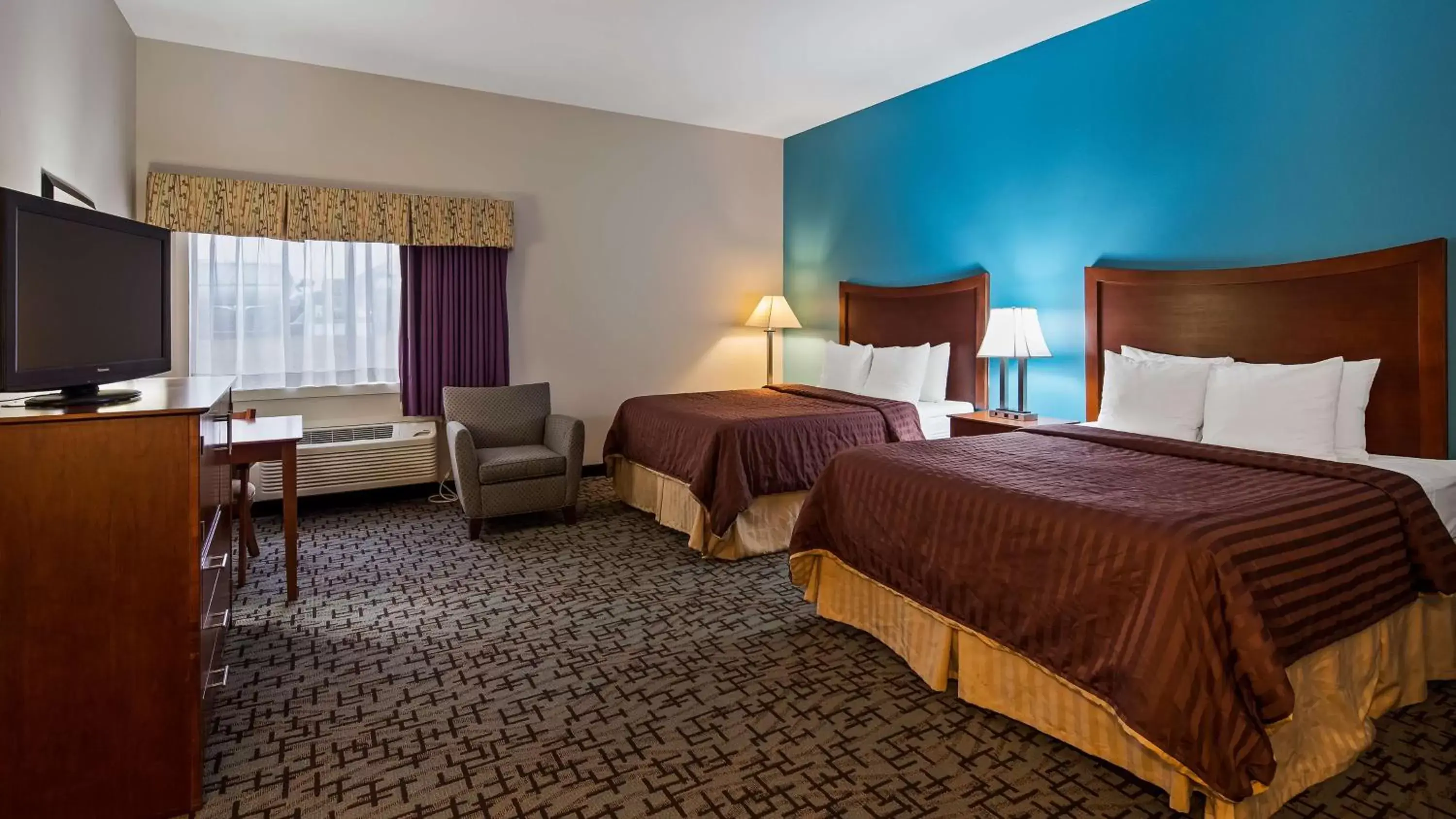 Photo of the whole room, Bed in Best Western Chambersburg