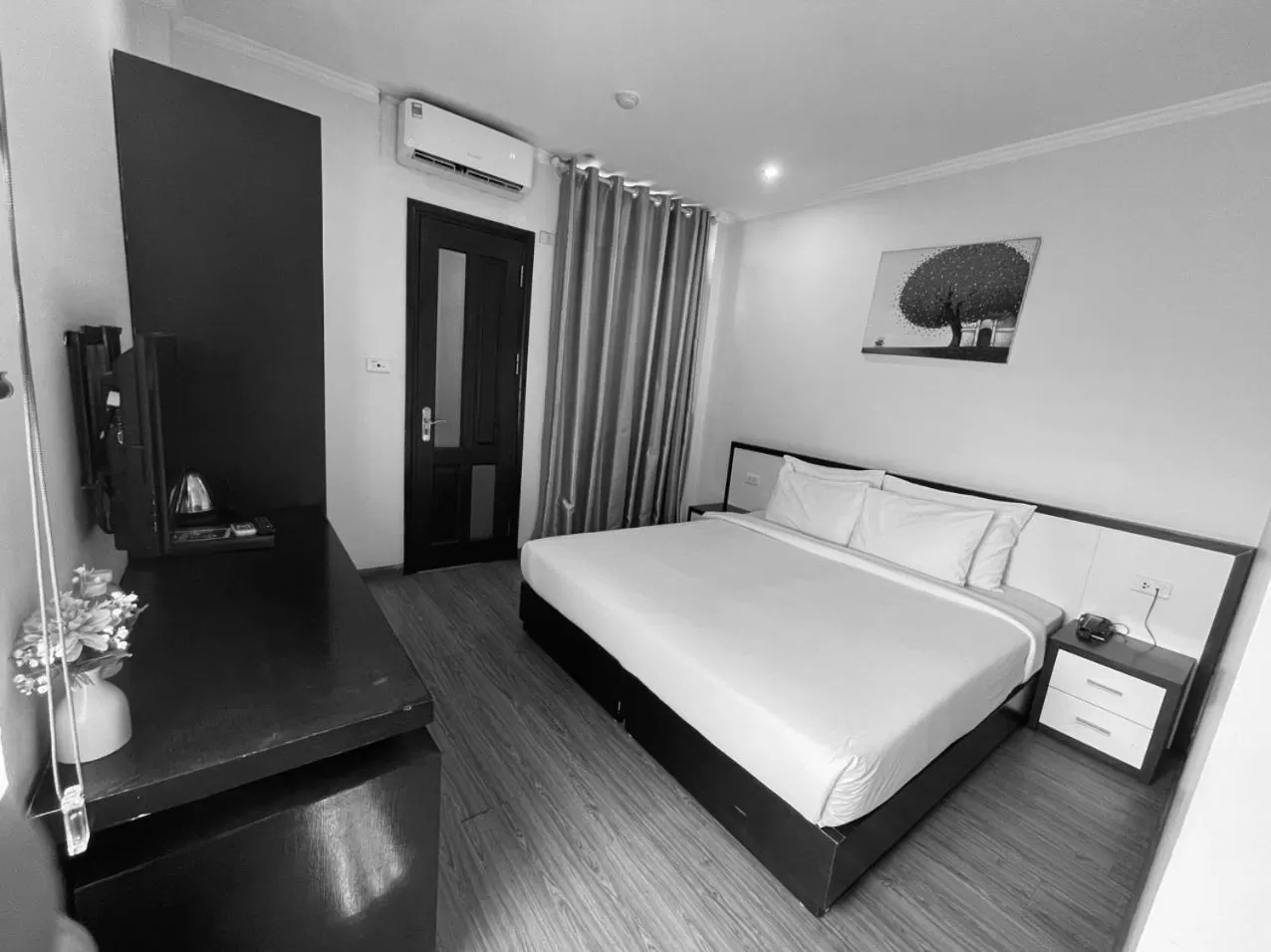 Property building, Bed in Rising Dragon Hotel