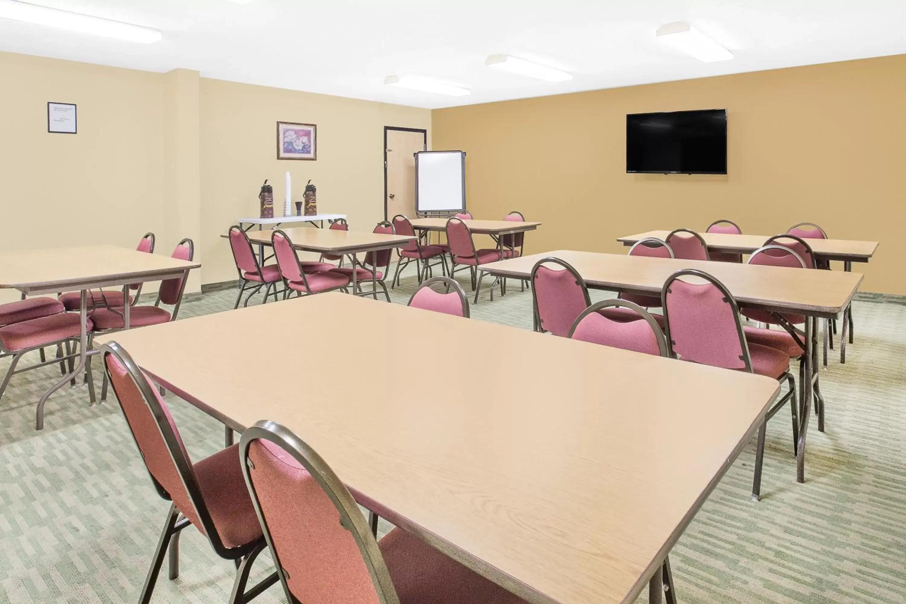 Meeting/conference room, Restaurant/Places to Eat in Super 8 by Wyndham Nixa/Springfield Area