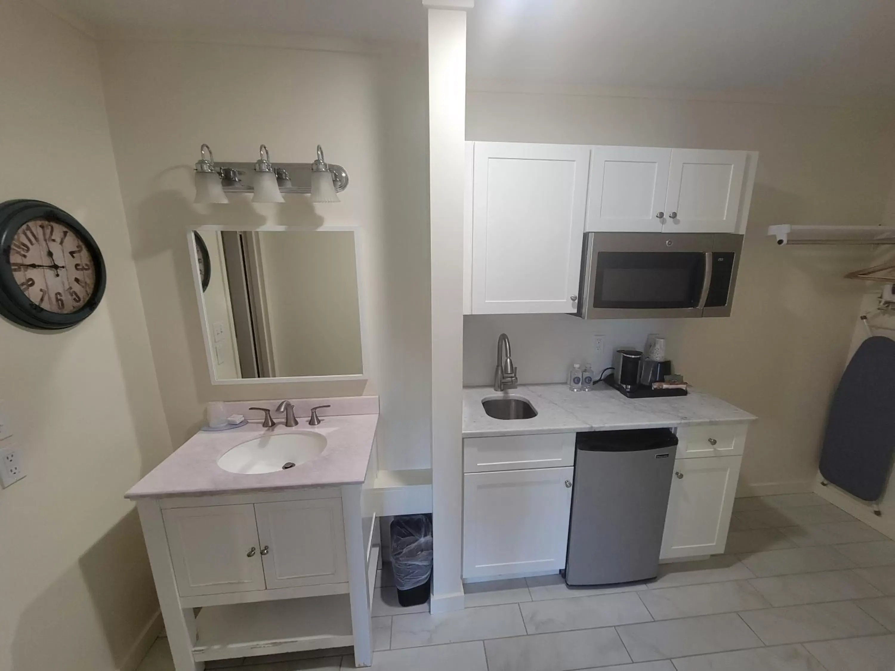 Kitchen or kitchenette, Bathroom in Circle Hotel Fairfield