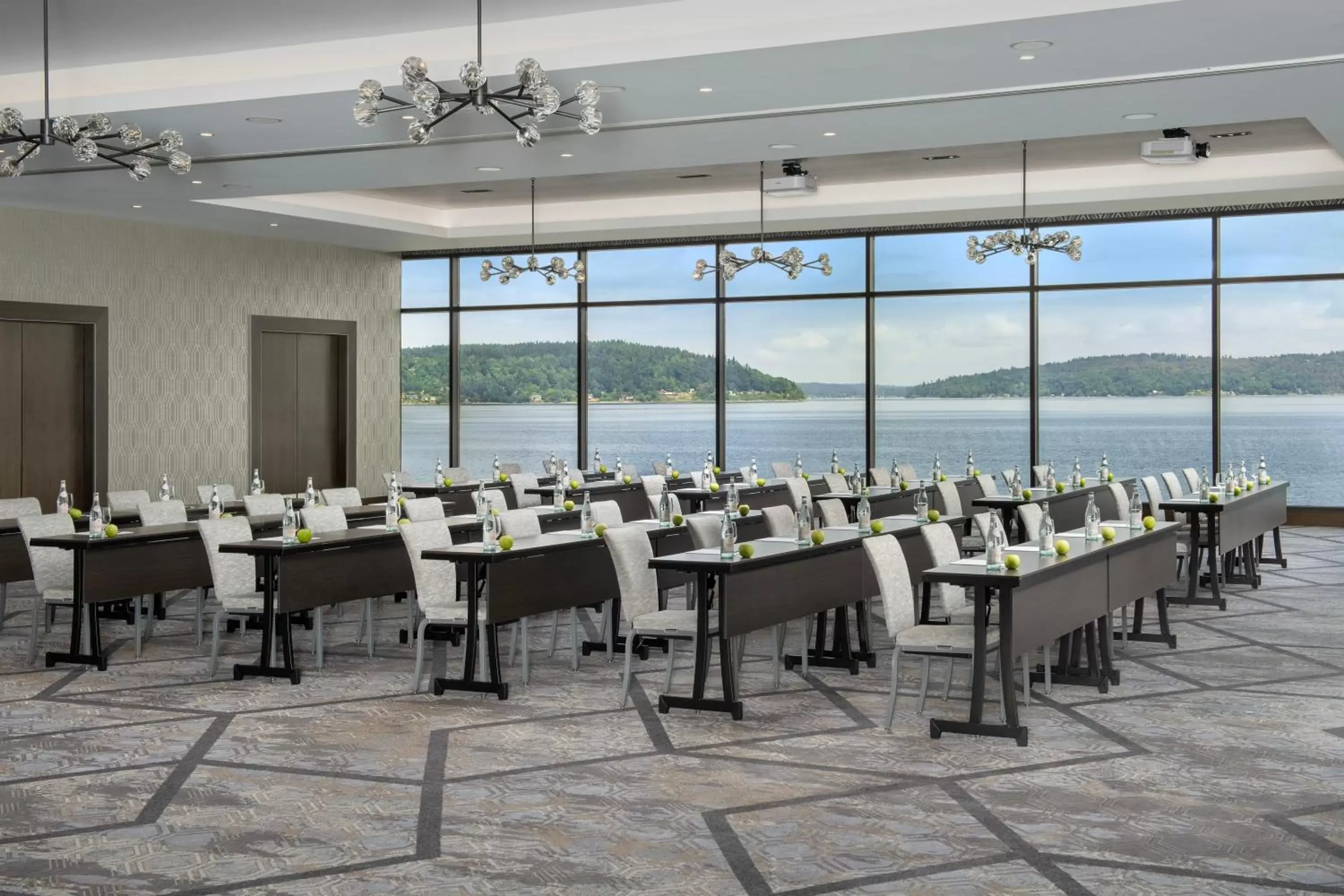 Banquet/Function facilities, Restaurant/Places to Eat in Silver Cloud Hotel Tacoma at Point Ruston Waterfront