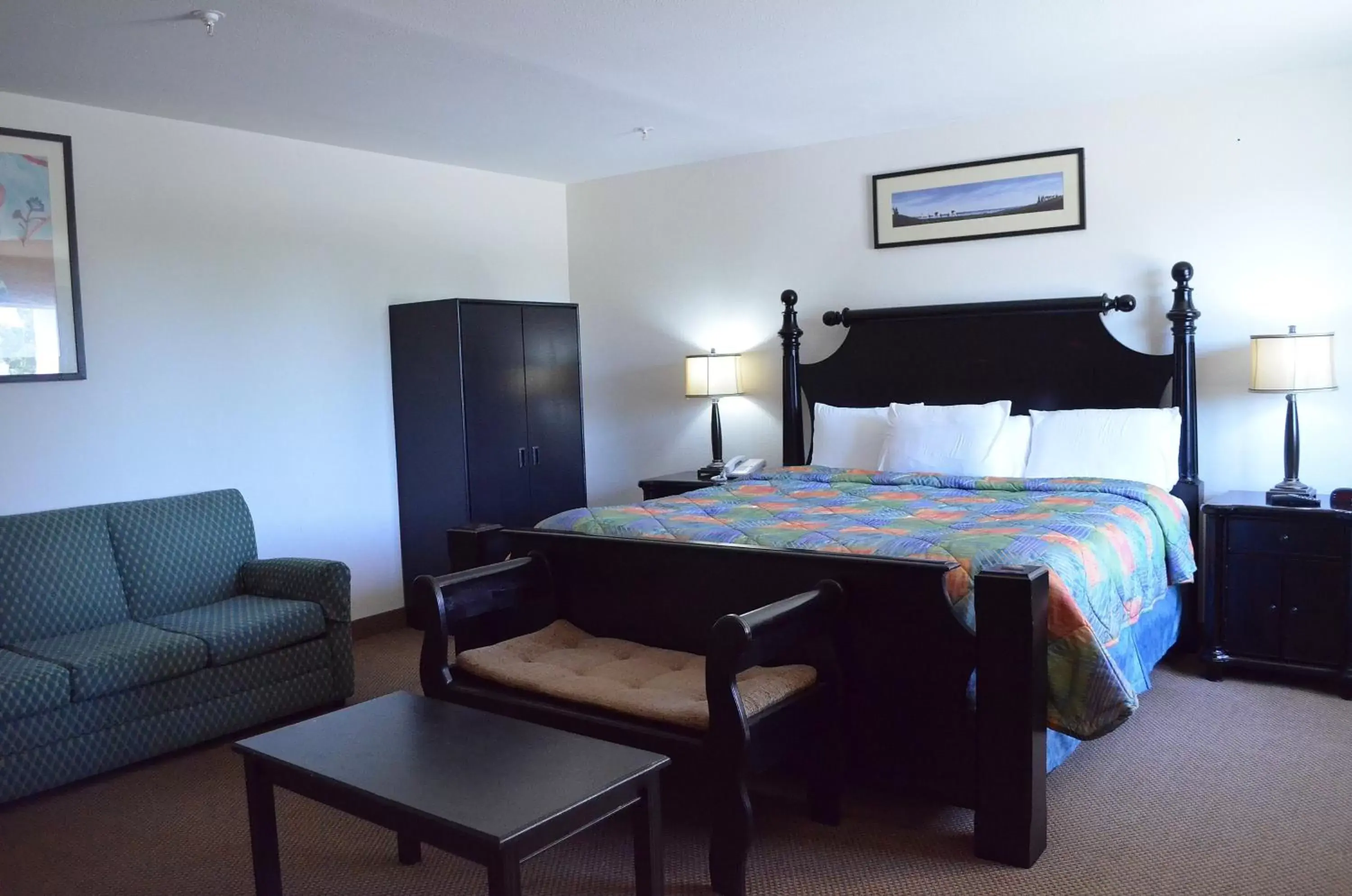 Bedroom, Bed in Knights Inn Quincy Bedroom, Bed in Knights Inn Quincy