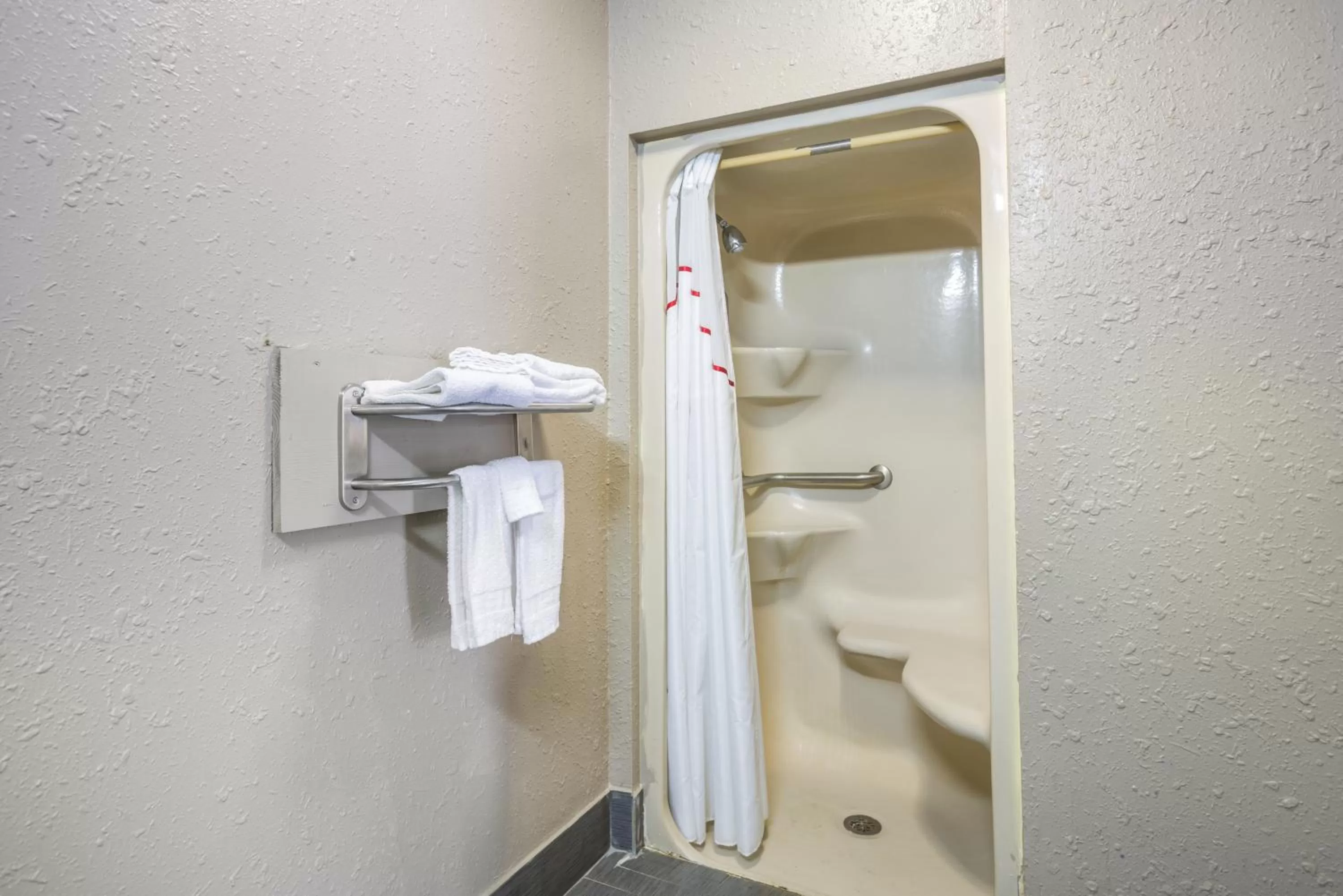 Photo of the whole room in Red Roof Inn Savannah – Southside/Midtown