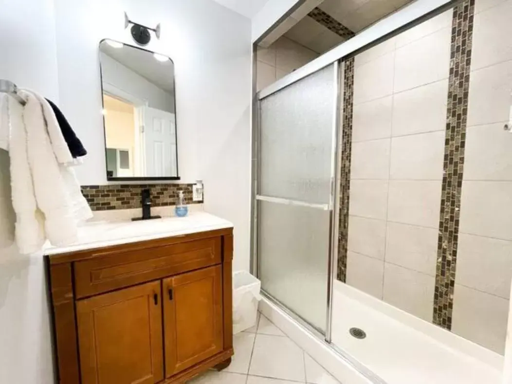 Shower, Bathroom in Sleeping Giant BNB