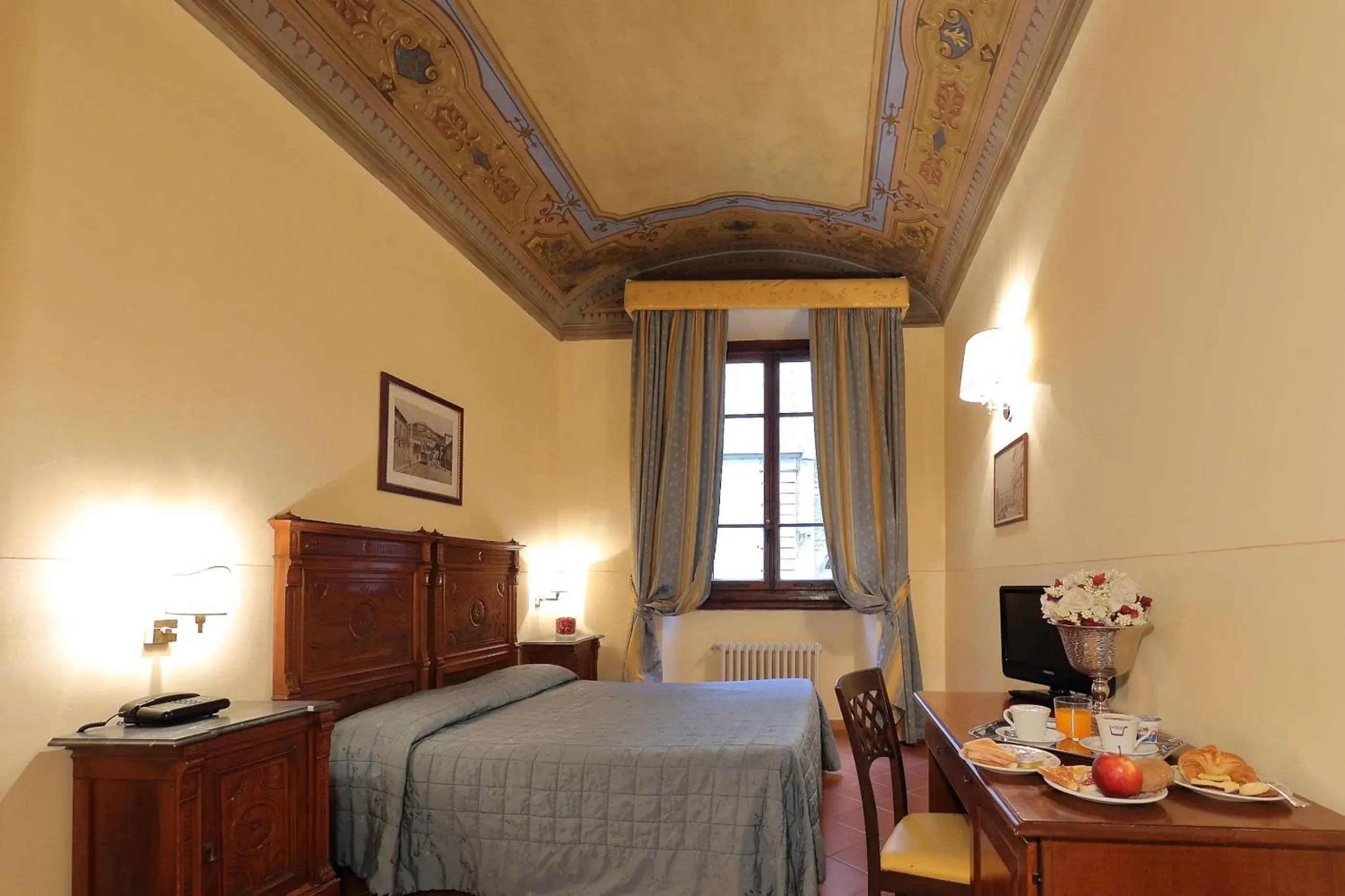 Photo of the whole room, Bed in Hotel Cimabue