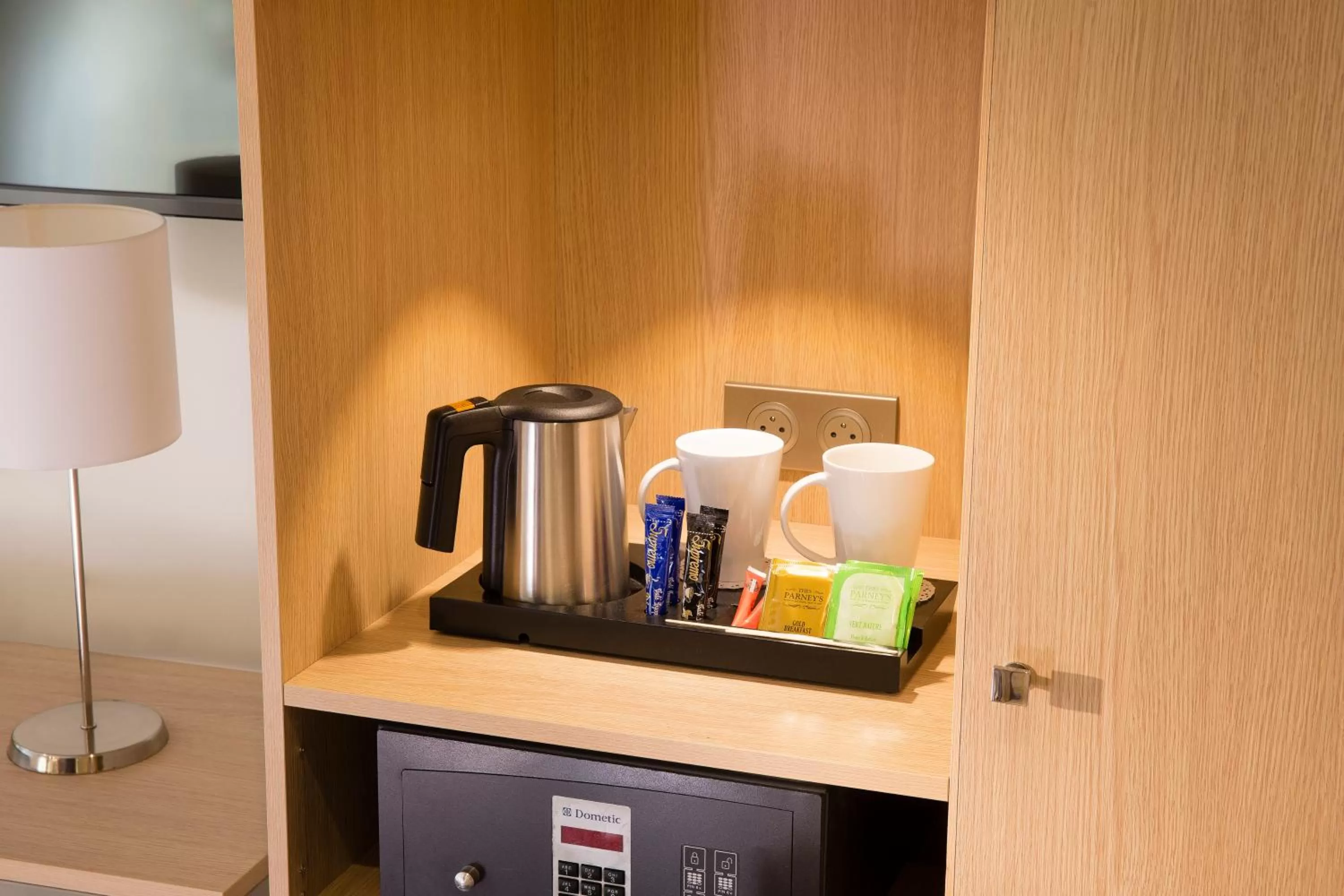 Coffee/tea facilities in Hôtel Le M