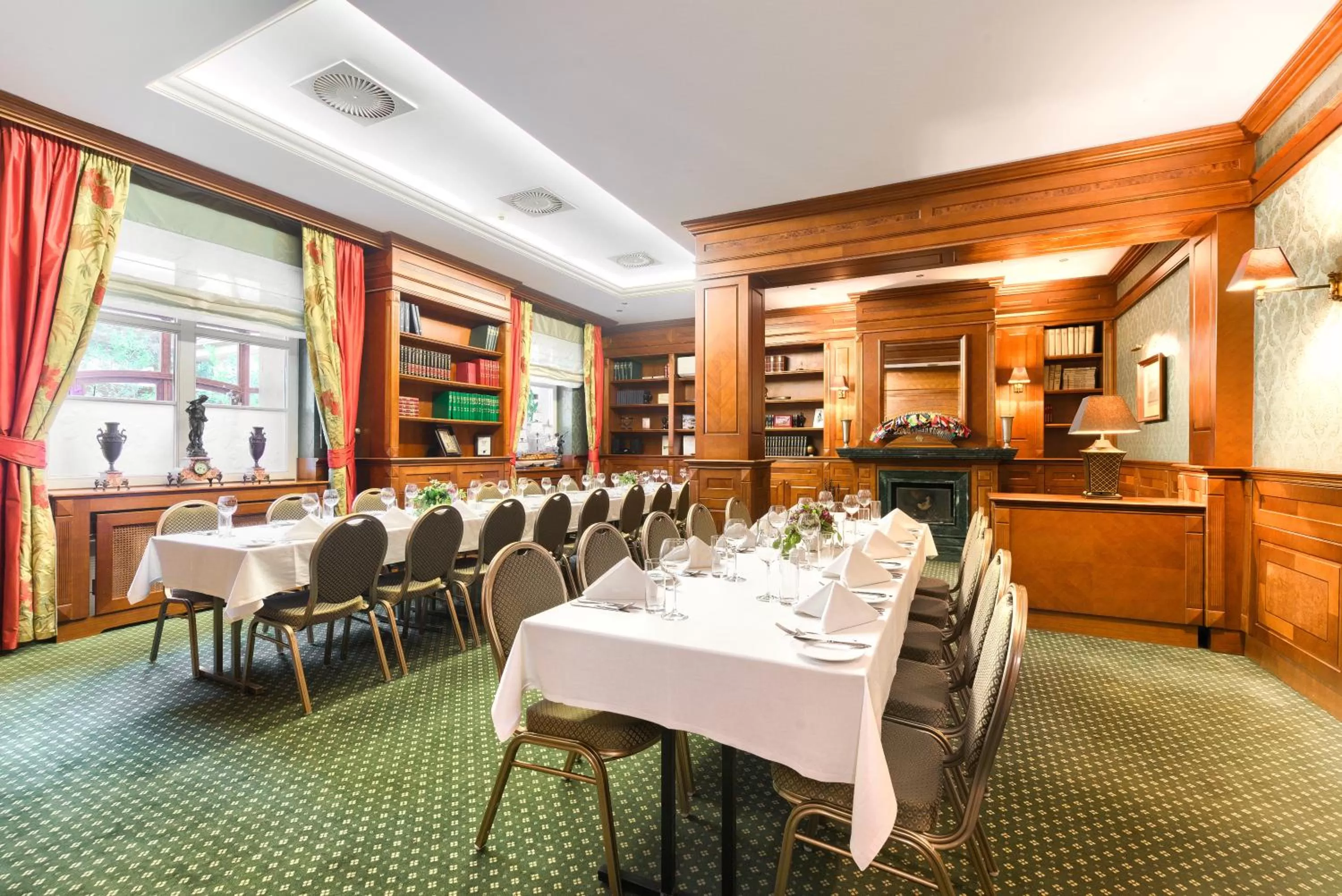 Restaurant/places to eat in Park Hotel