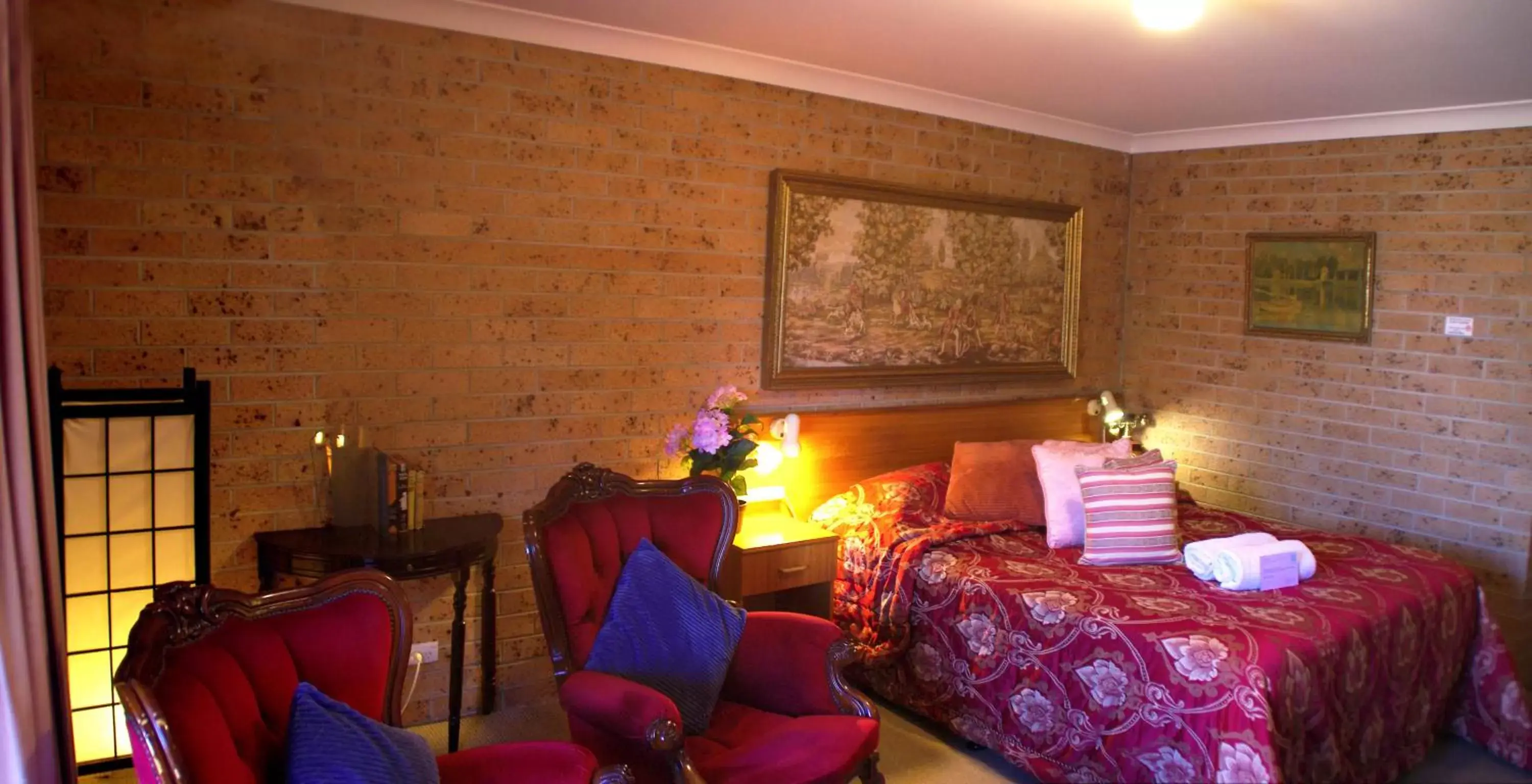 Bed in White Lanterns Motel Bed in White Lanterns Motel