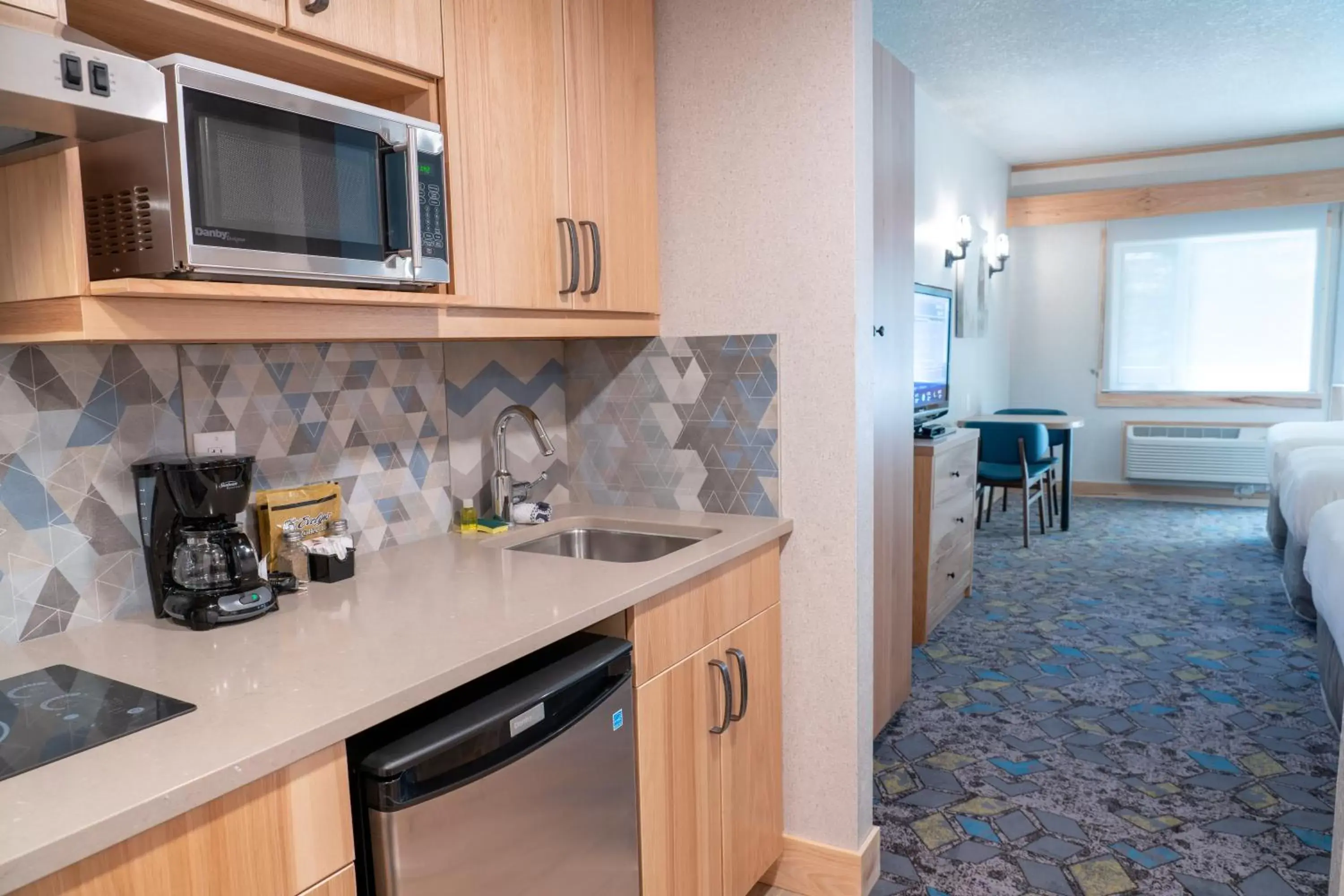 Kitchen or kitchenette, Kitchen/Kitchenette in Tunnel Mountain Resort