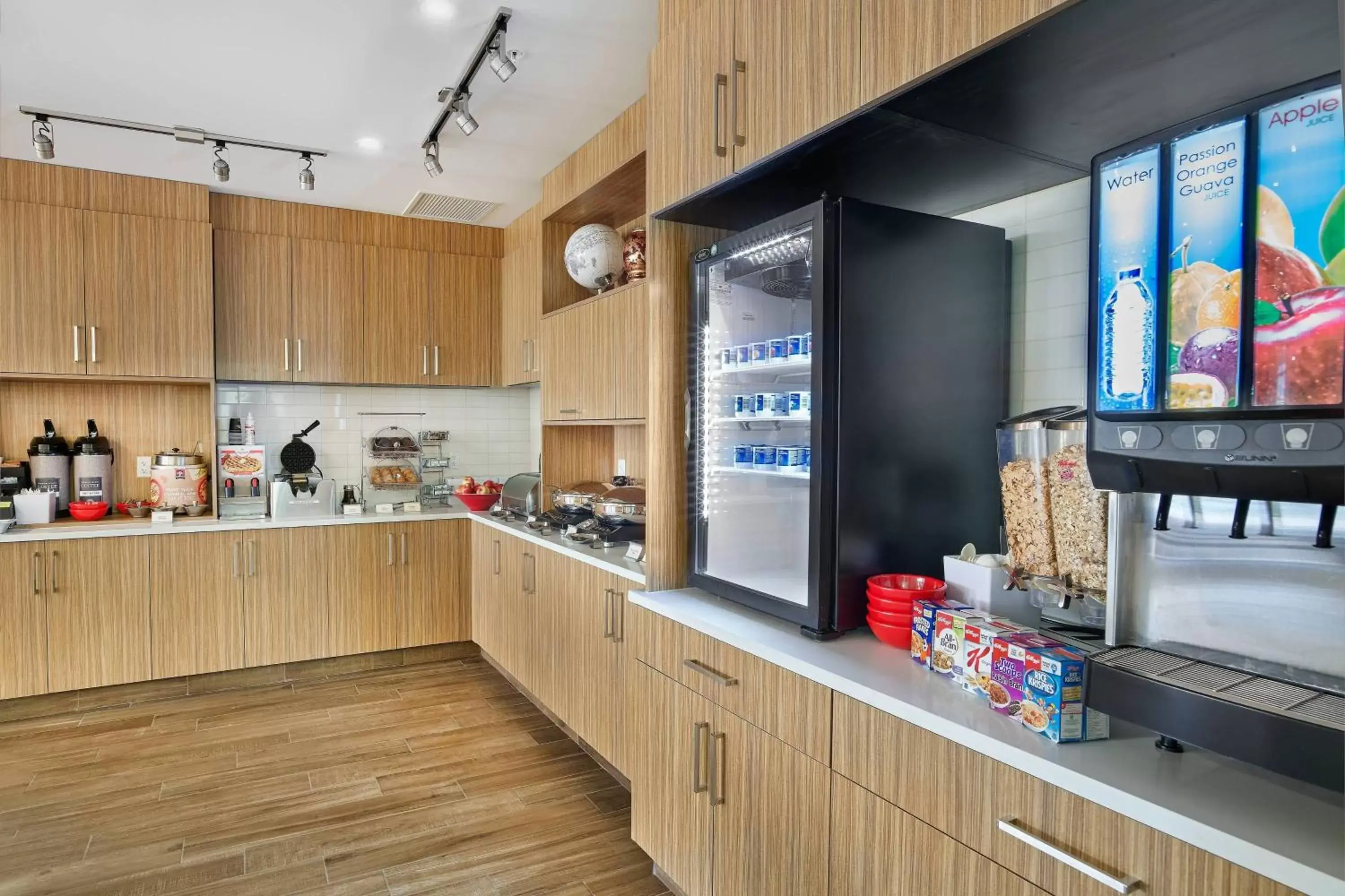 Breakfast, Kitchen/Kitchenette in TownePlace Suites by Marriott Edmonton Sherwood Park