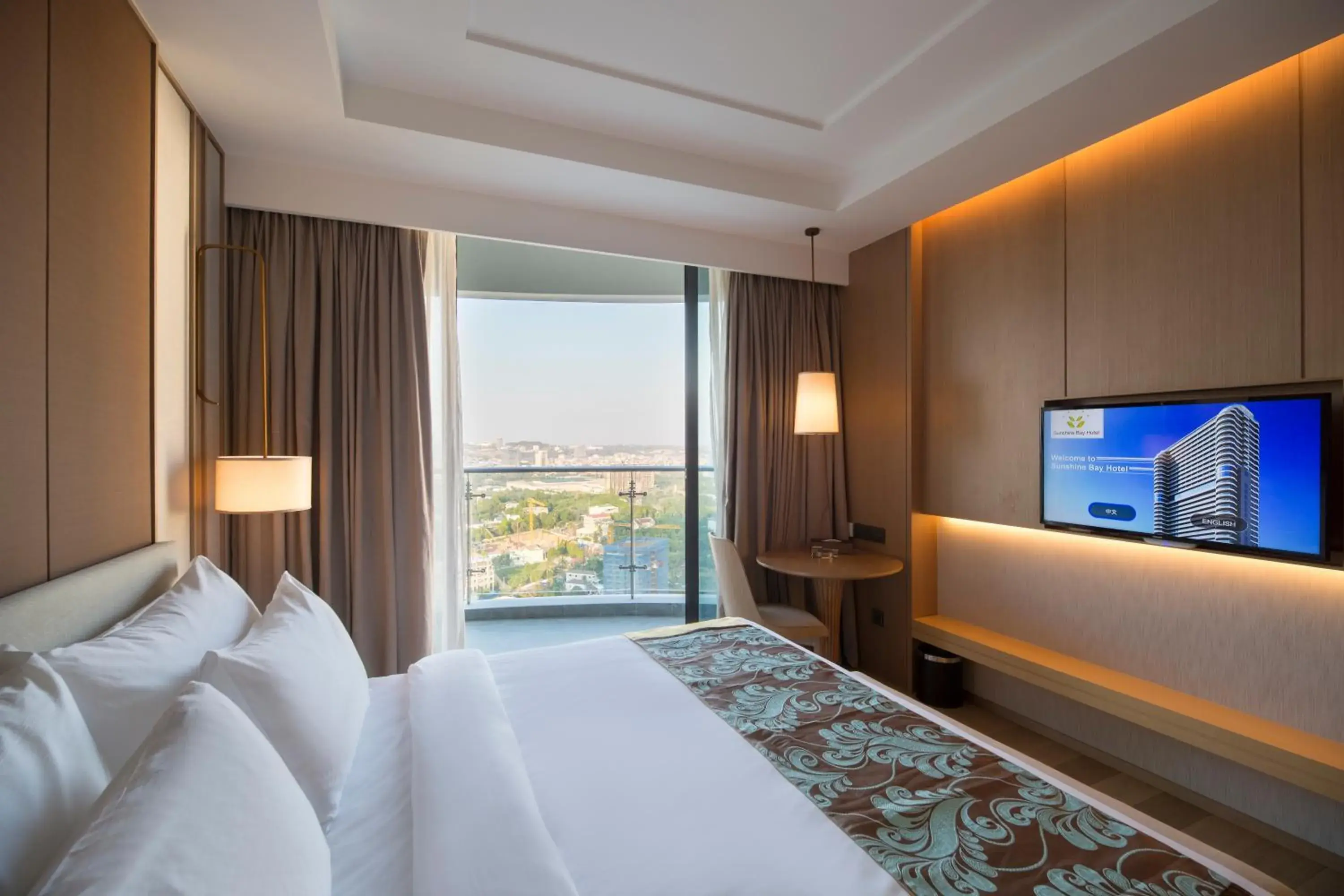 Bed, TV/Entertainment Center in Sunshine Bay Hotel