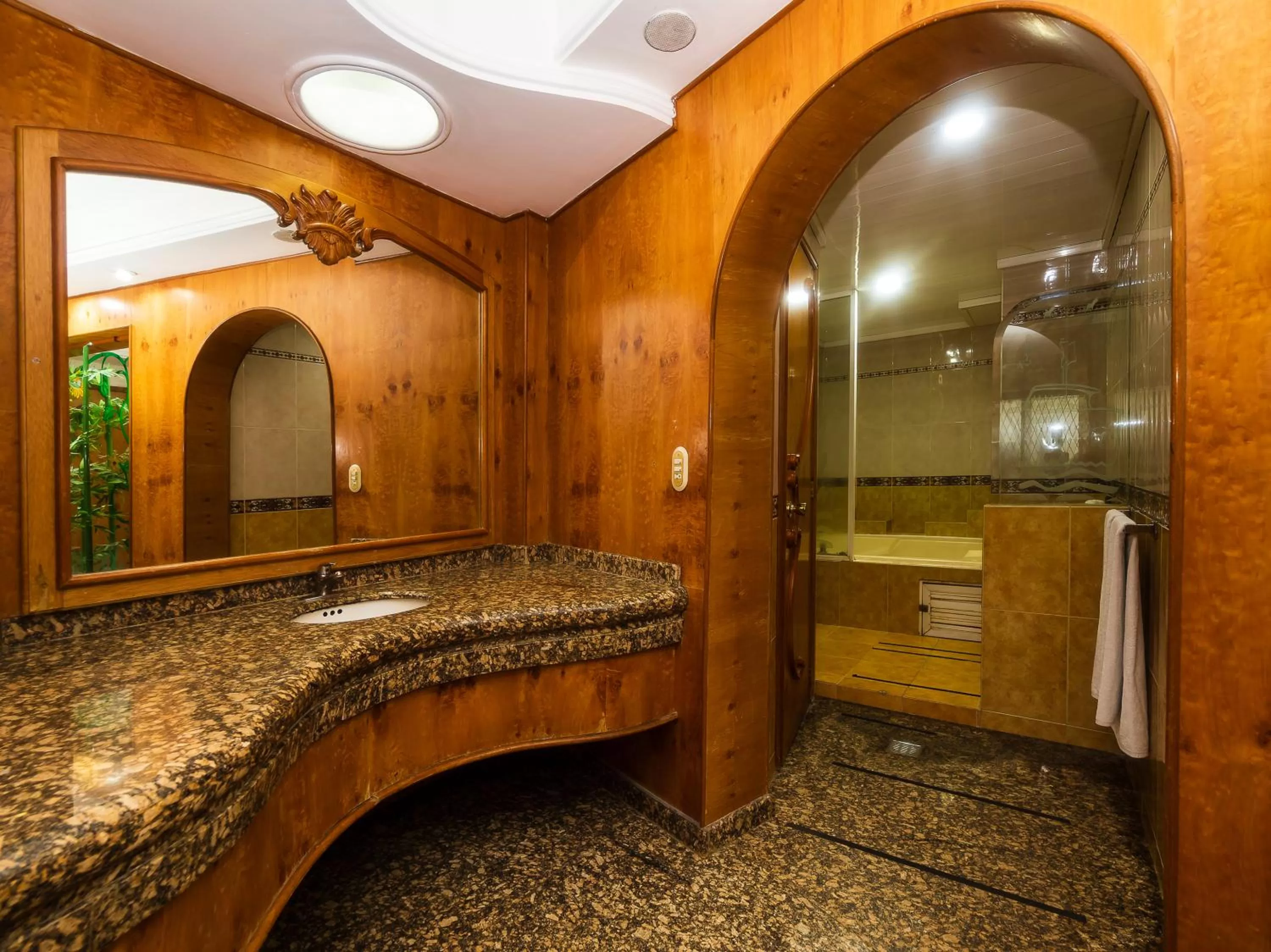 Bathroom, Bed in Hotel Normandie