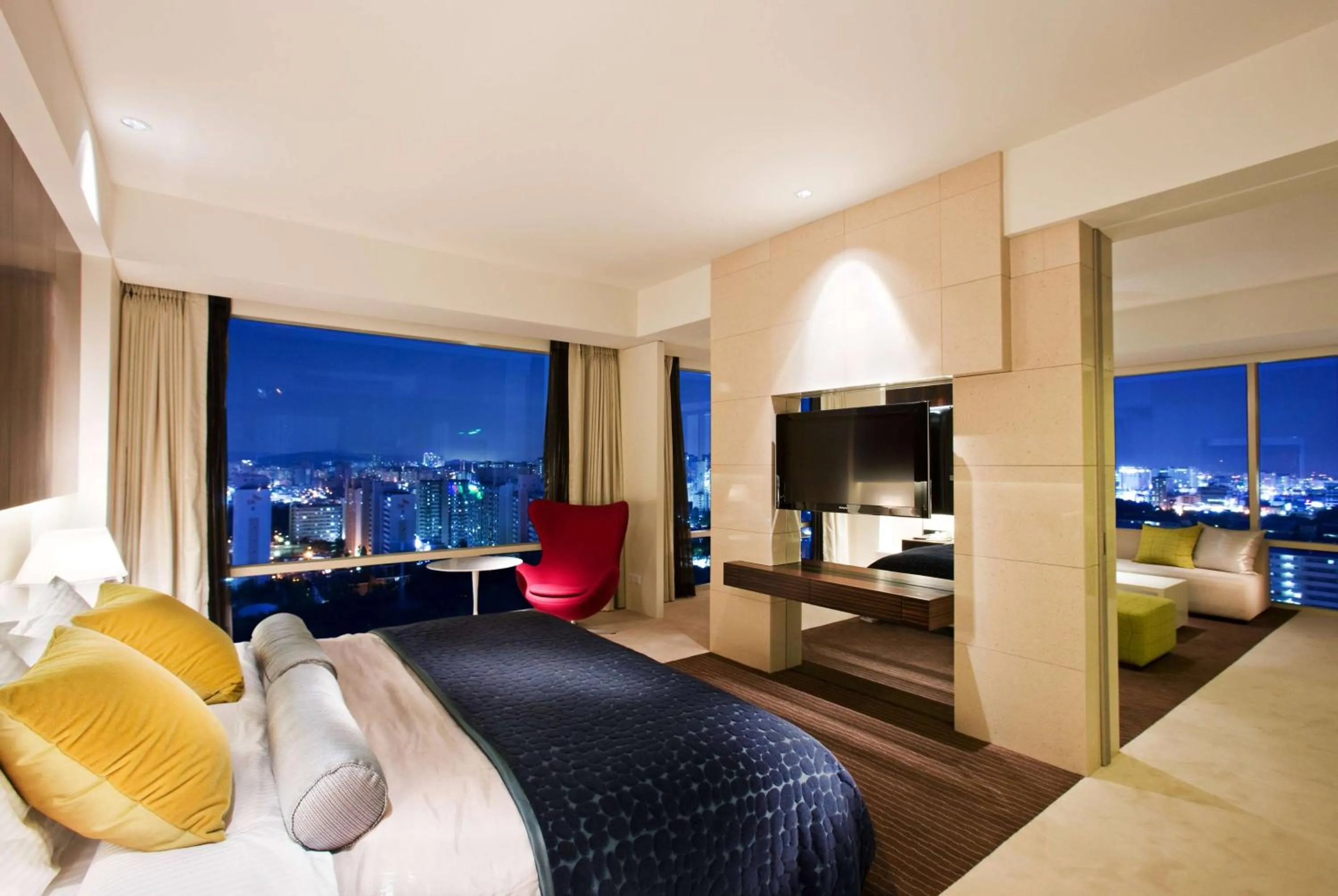 Photo of the whole room, Bed in Ramada Plaza by Wyndham Suwon