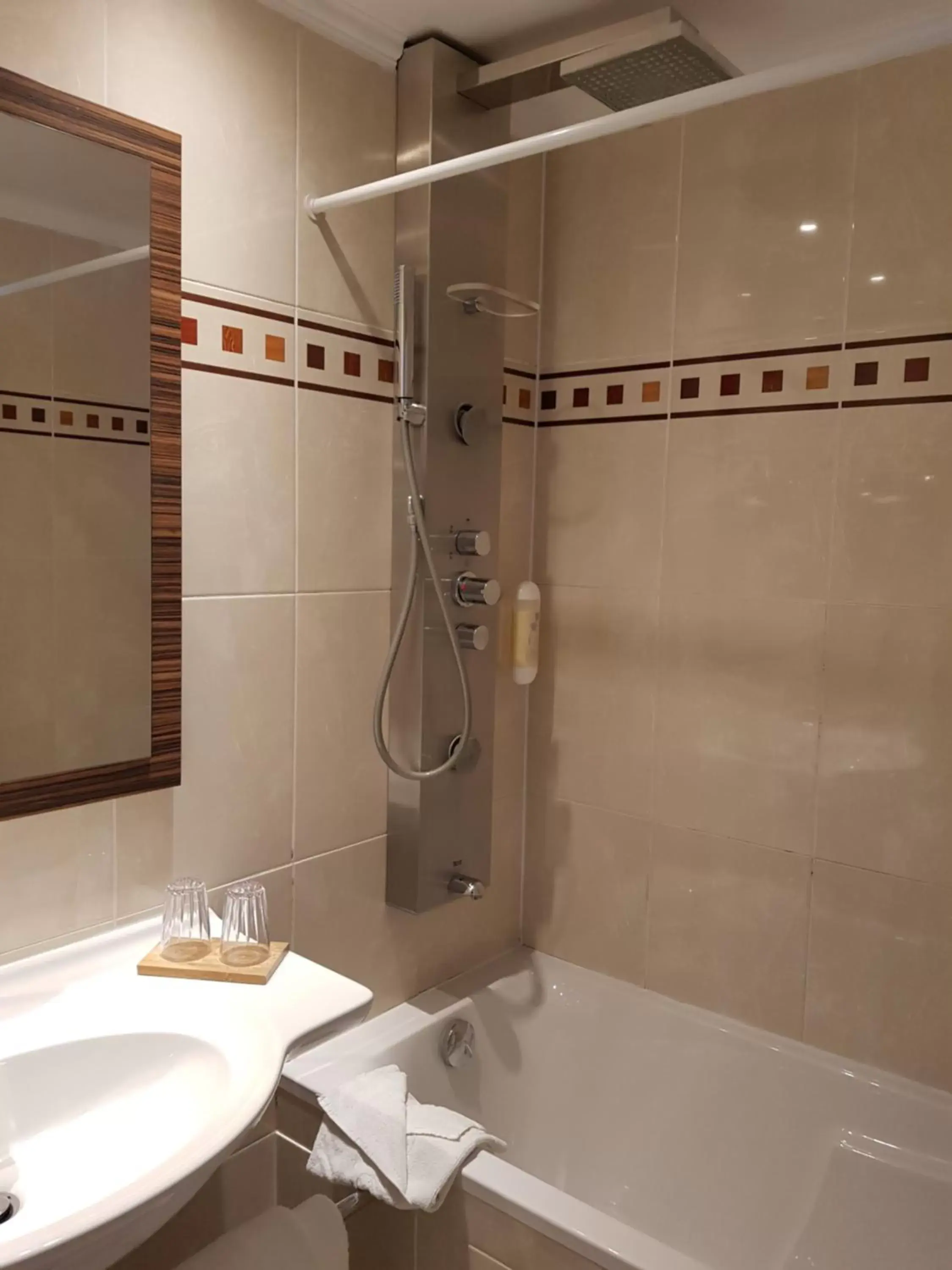 Bathroom in Hotel Champerret Elysees