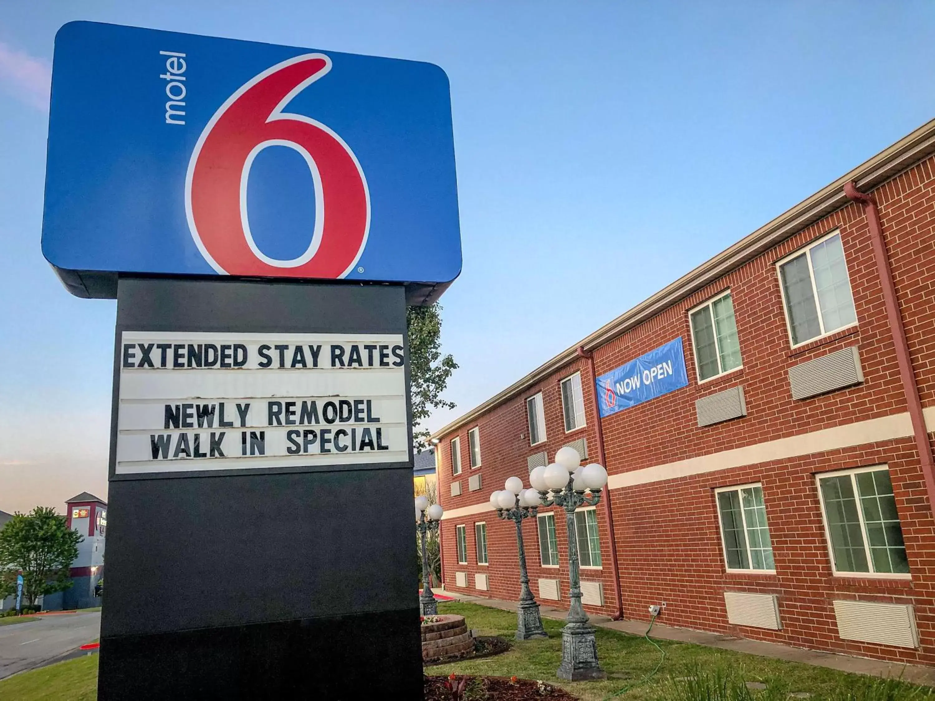 Property building in Motel 6 Tulsa, Ok - Central