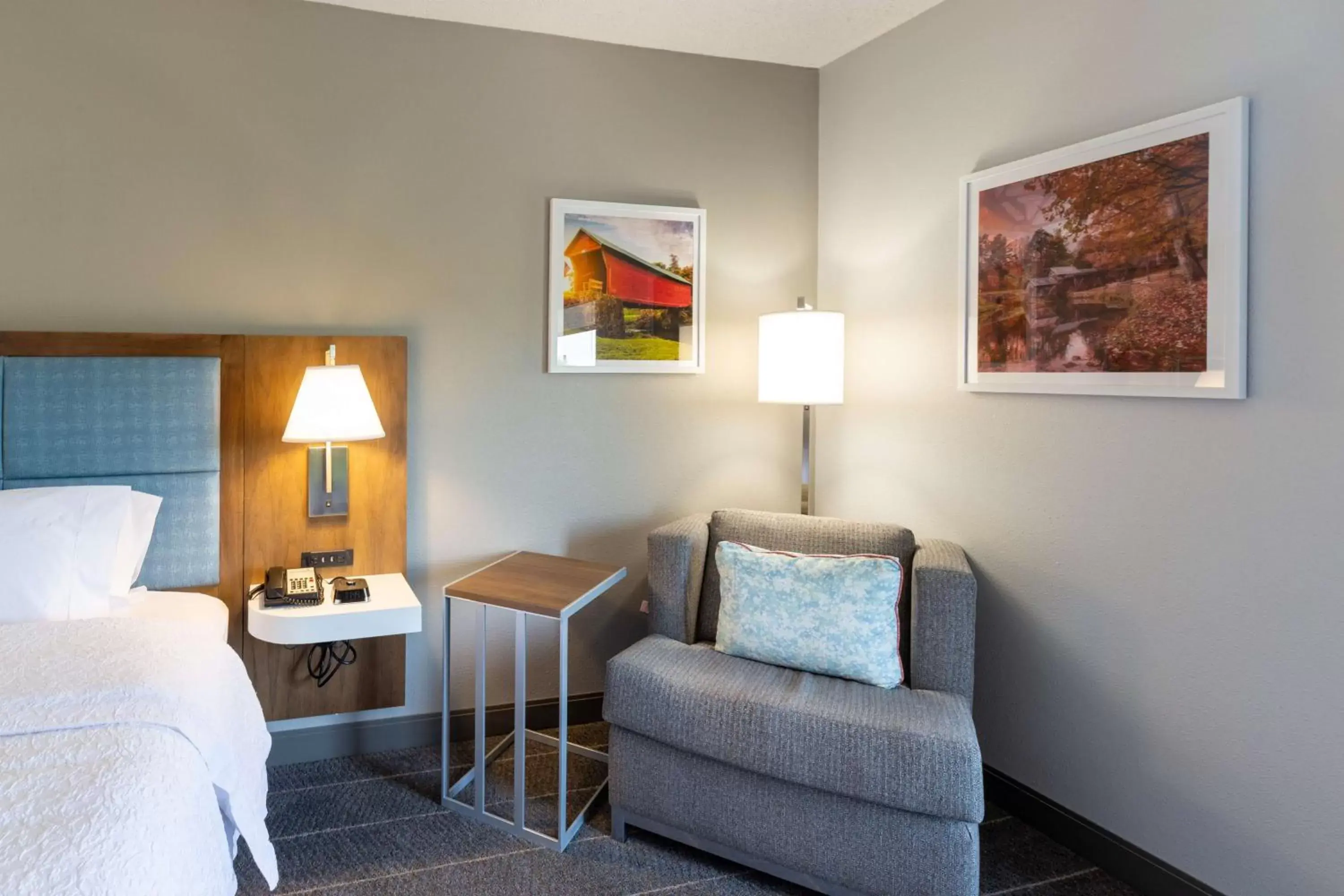 Bed, Seating Area in Hampton Inn Christiansburg/Blacksburg