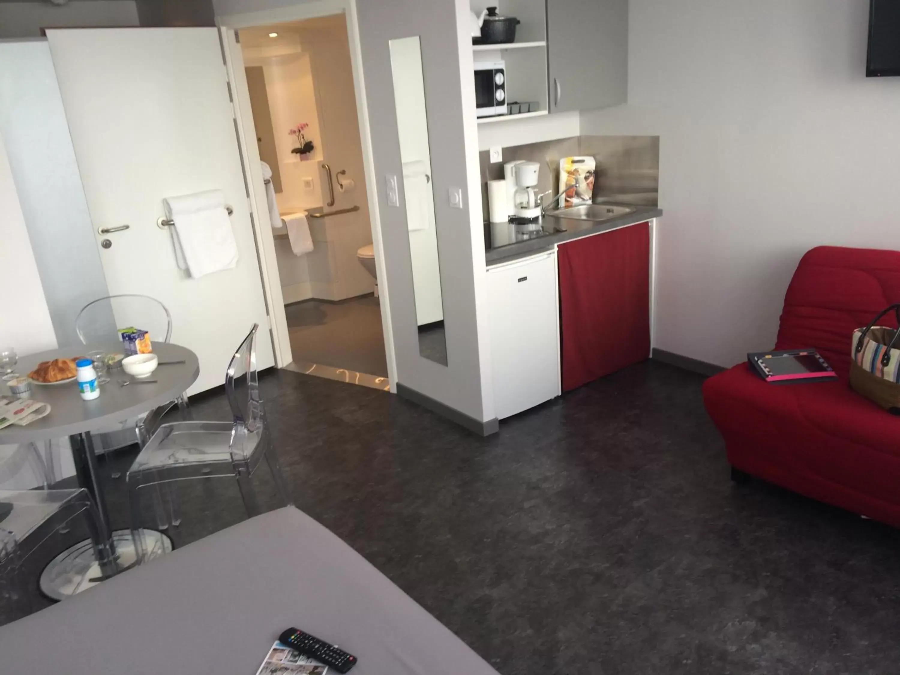 Shower, Kitchen/Kitchenette in Smartappart Lorient