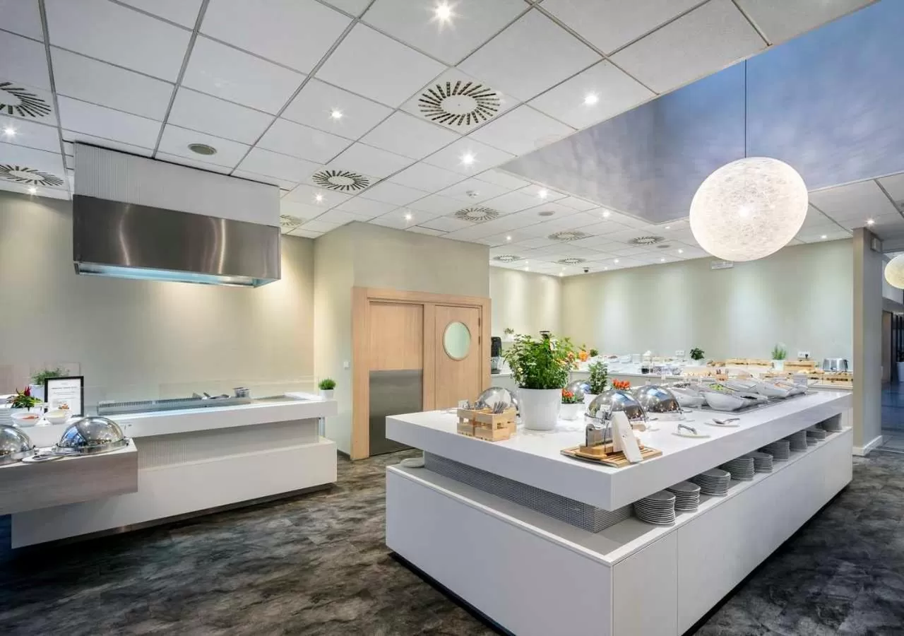 Restaurant/places to eat, Bed in Novotel Praha Wenceslas Square