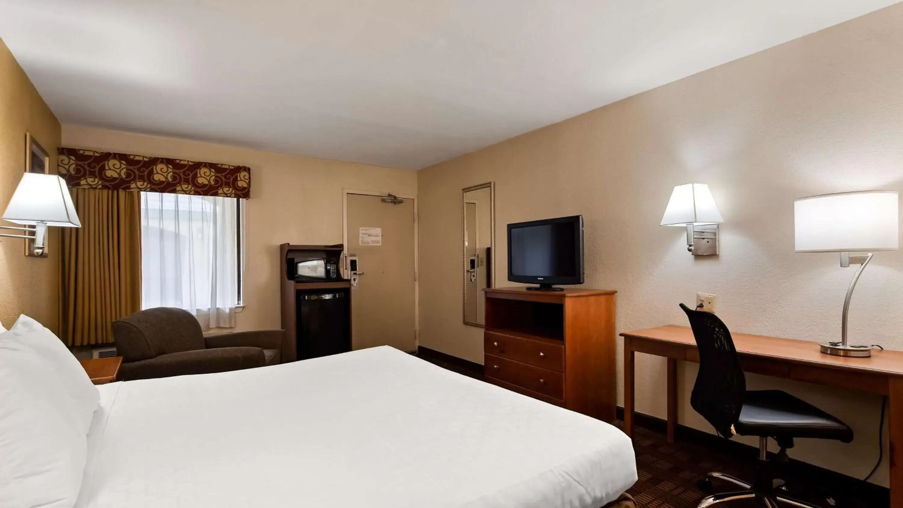 Photo of the whole room, Bed in SureStay Hotel by Best Western East Brunswick