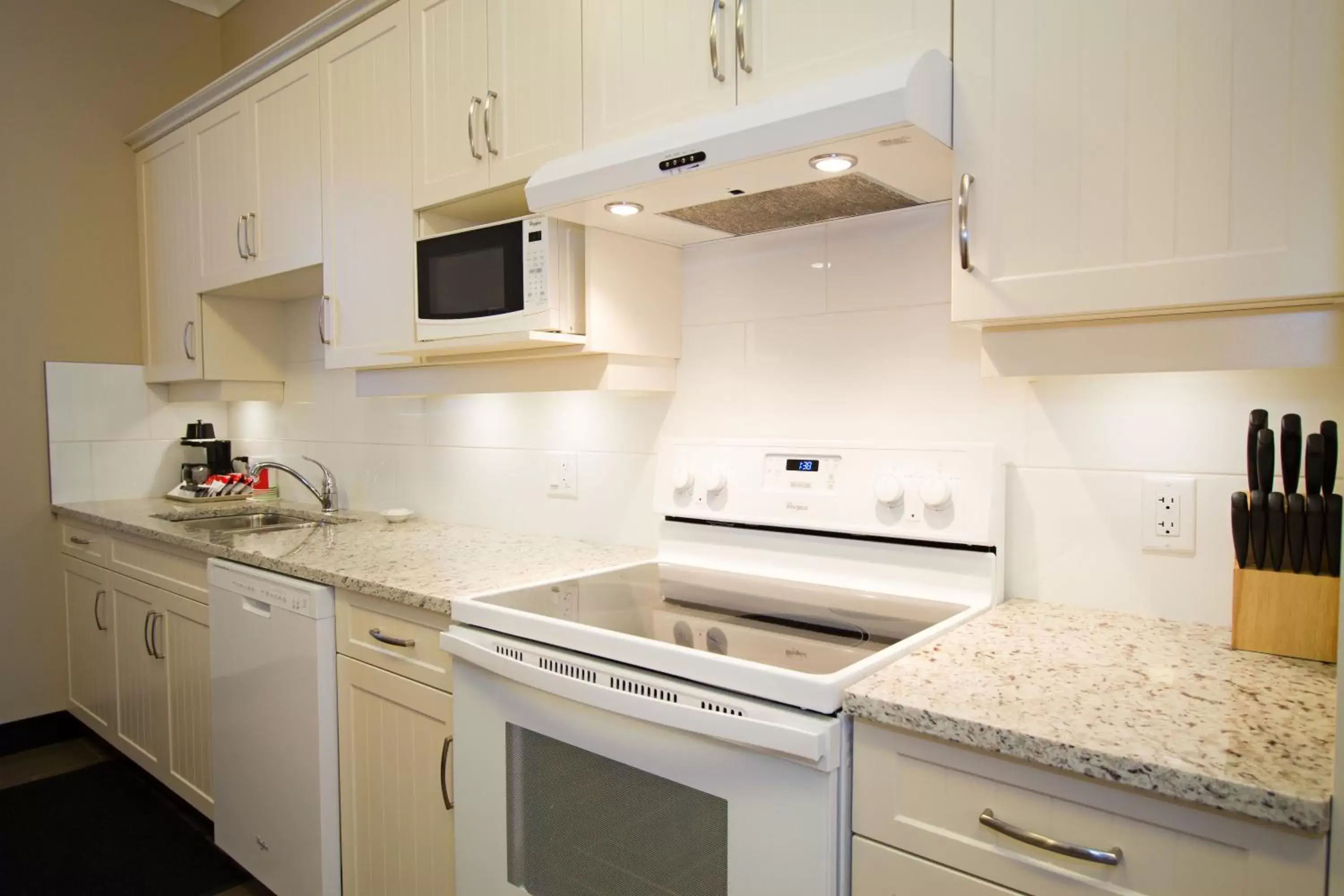 Kitchen or kitchenette, Kitchen/Kitchenette in Glenwood Inn & Suites