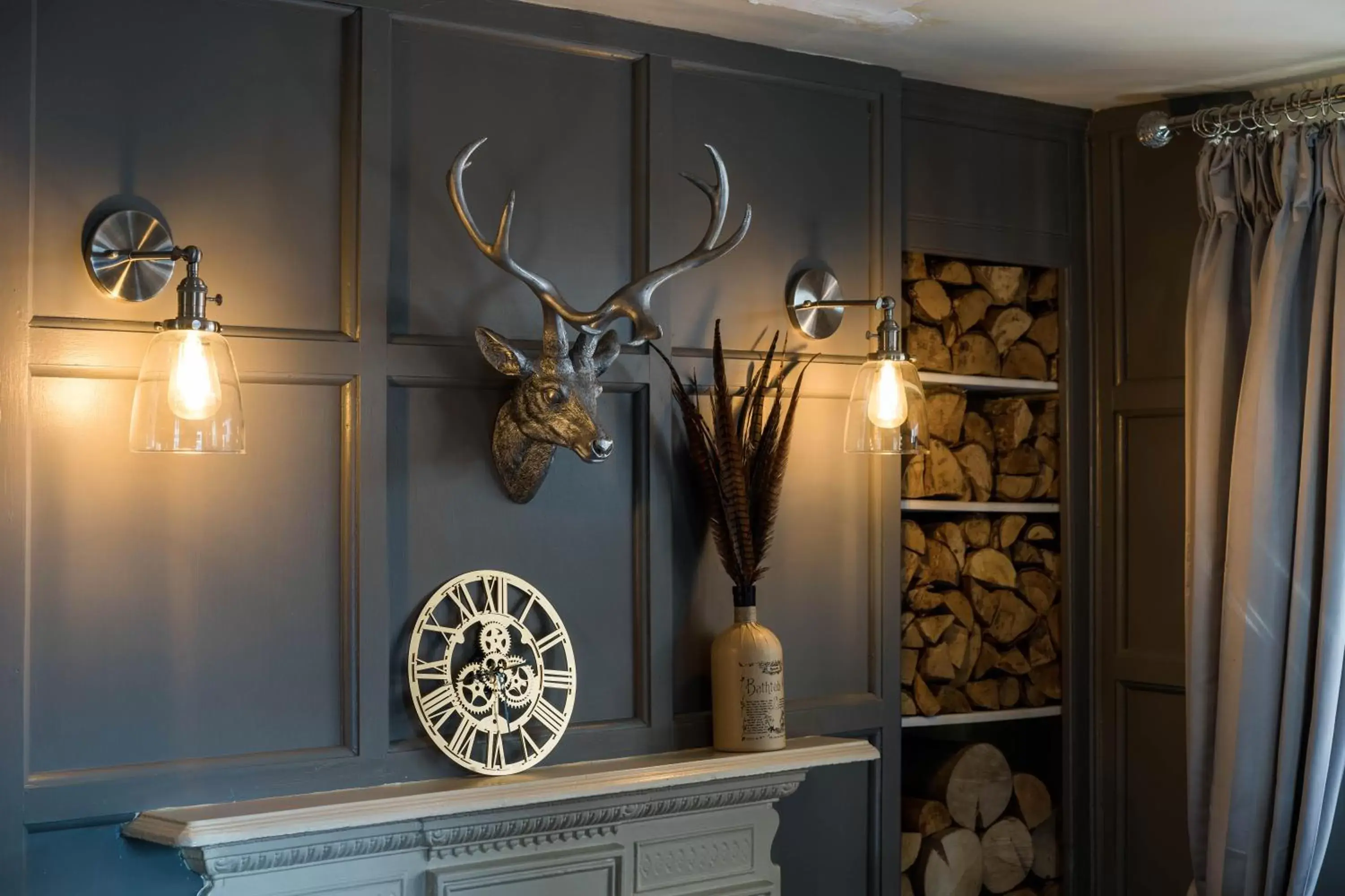 Decorative detail, Bathroom in Greyhound Inn Wilton