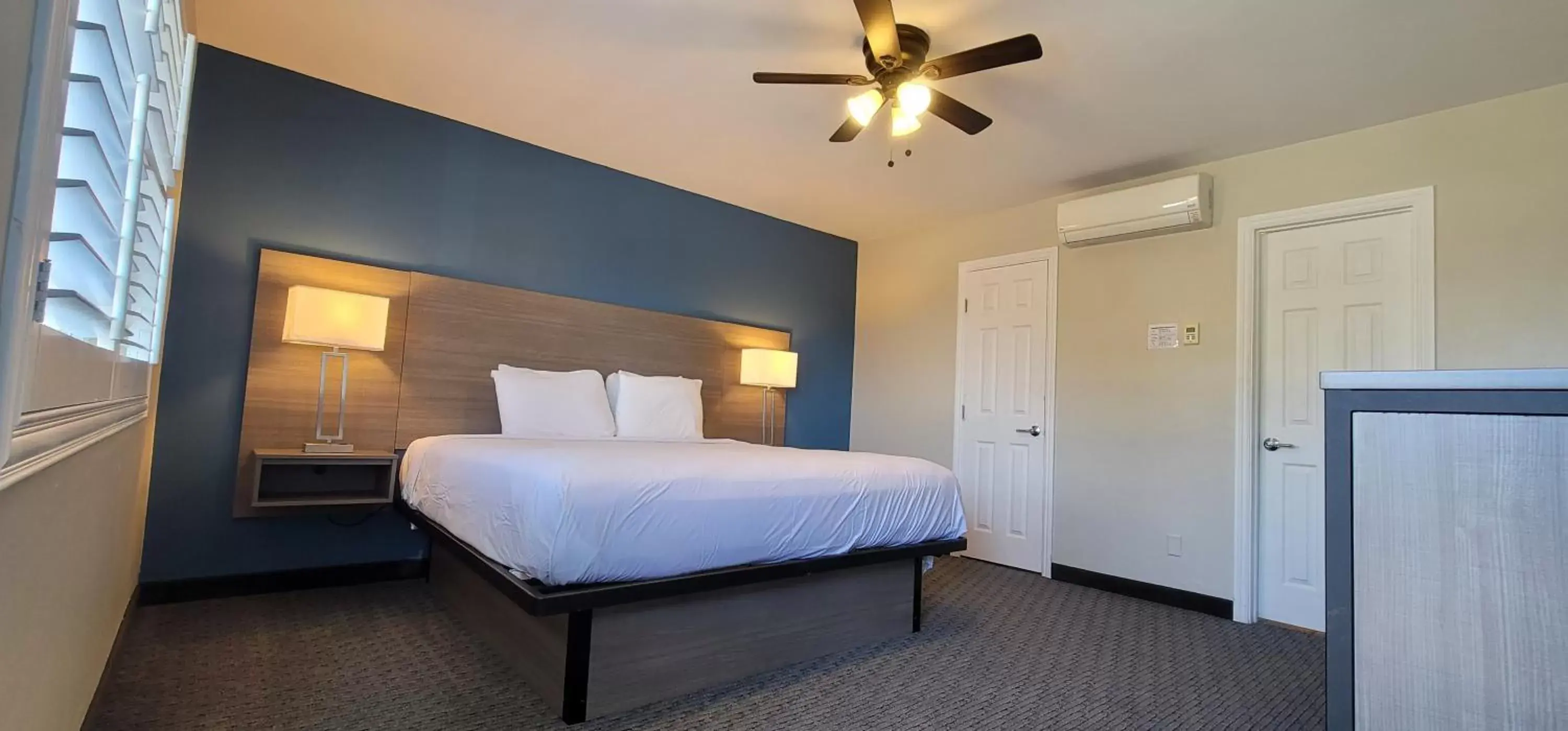 Photo of the whole room, Bed in Beachwalker Inn & Suites