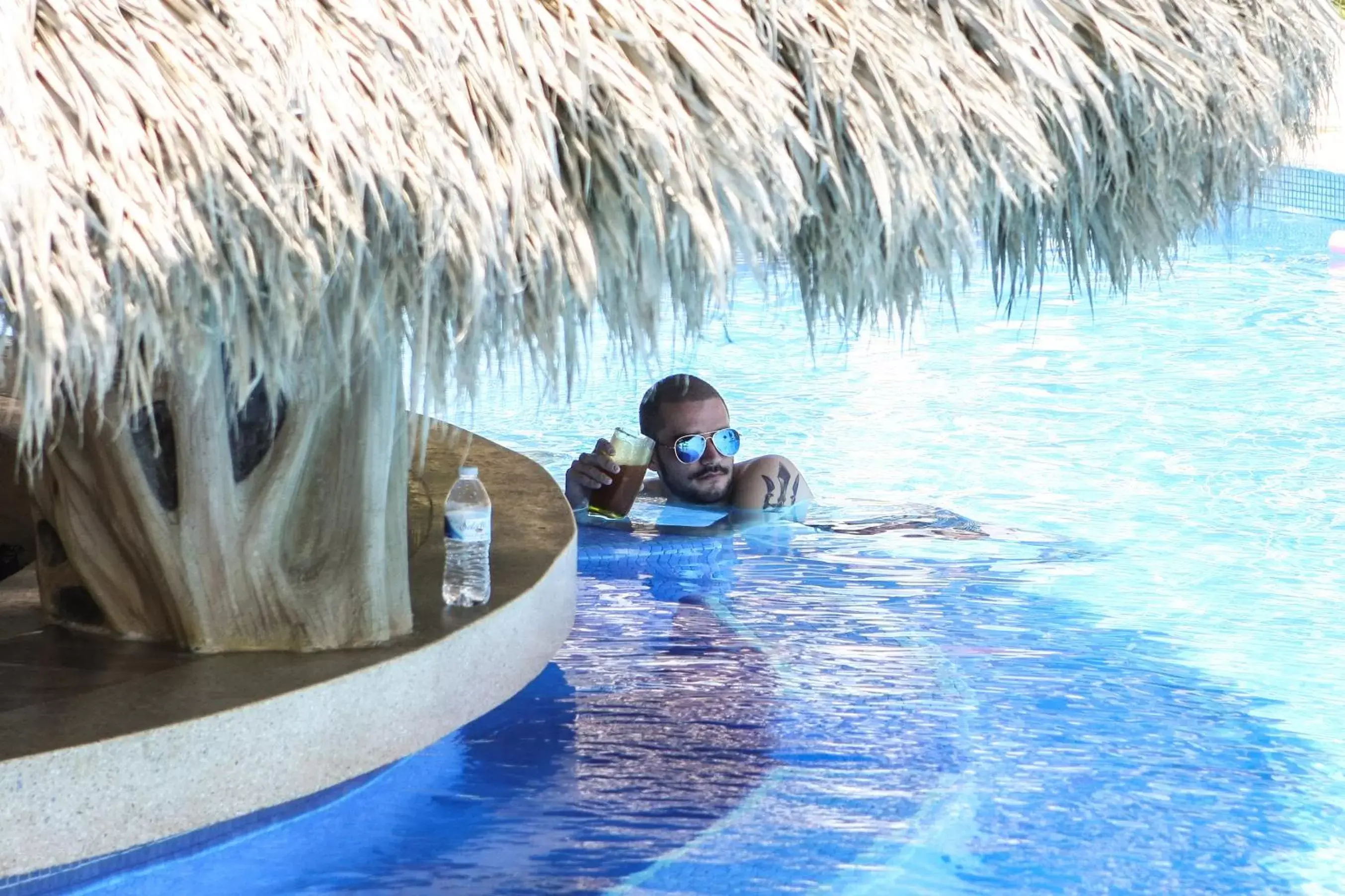 Lounge or bar, Swimming Pool in Vivo Resorts