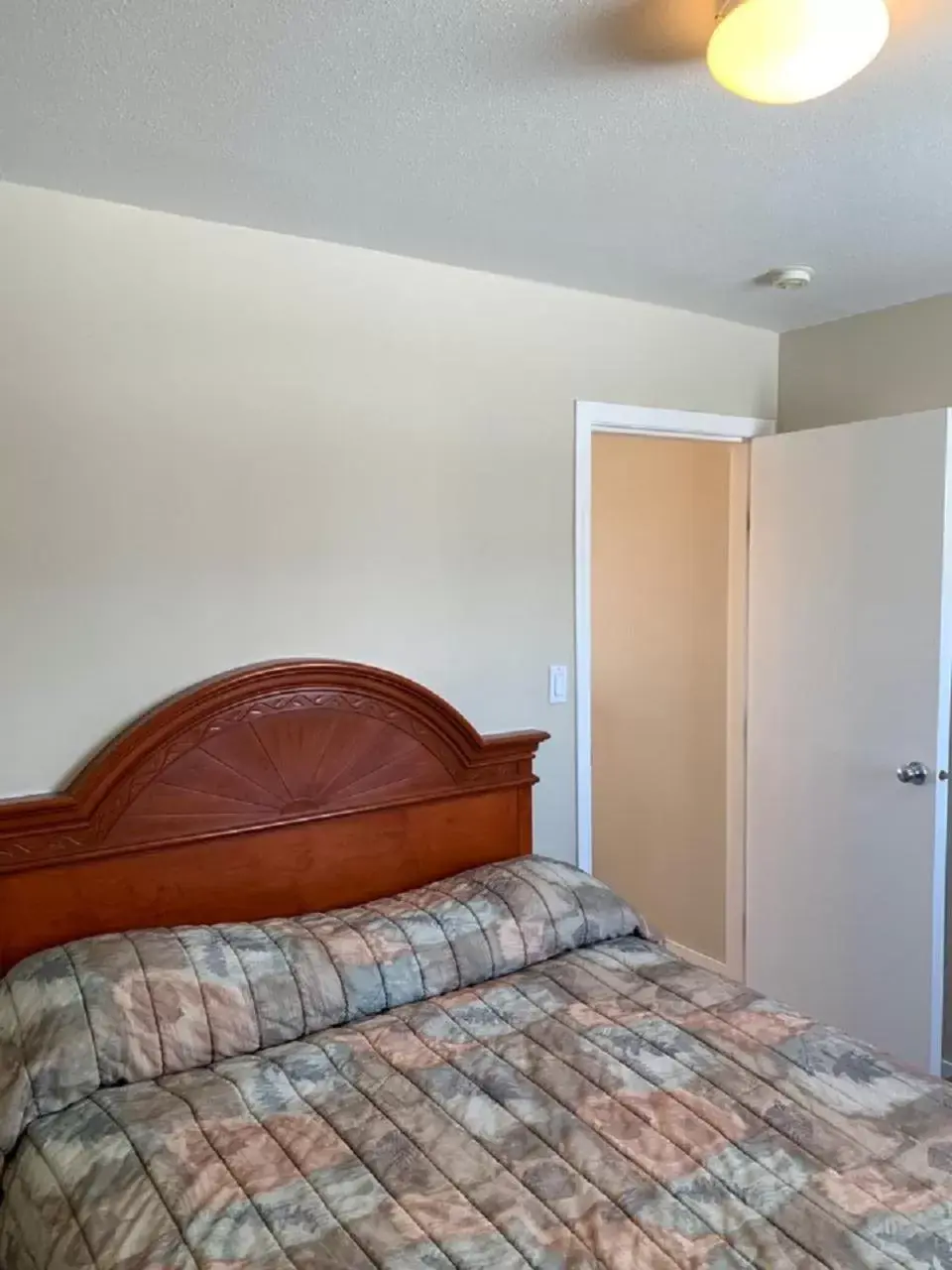Bed in Red Deer Inn & Suites