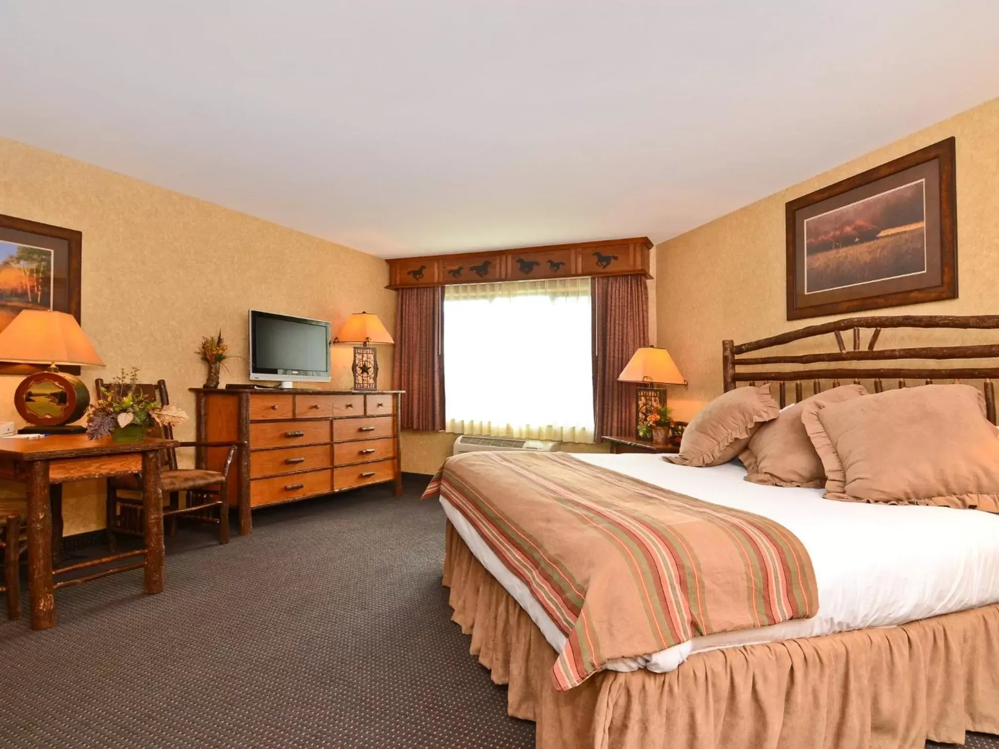 Bed in Best Western Plus Kelly Inn and Suites