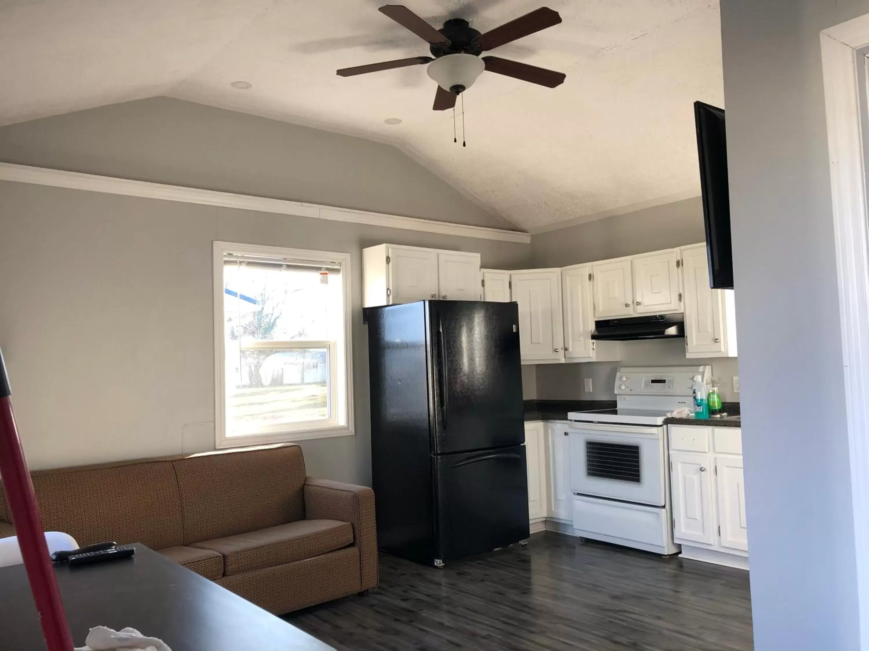 Kitchen/Kitchenette in Royalty Maples Cottages and Motel