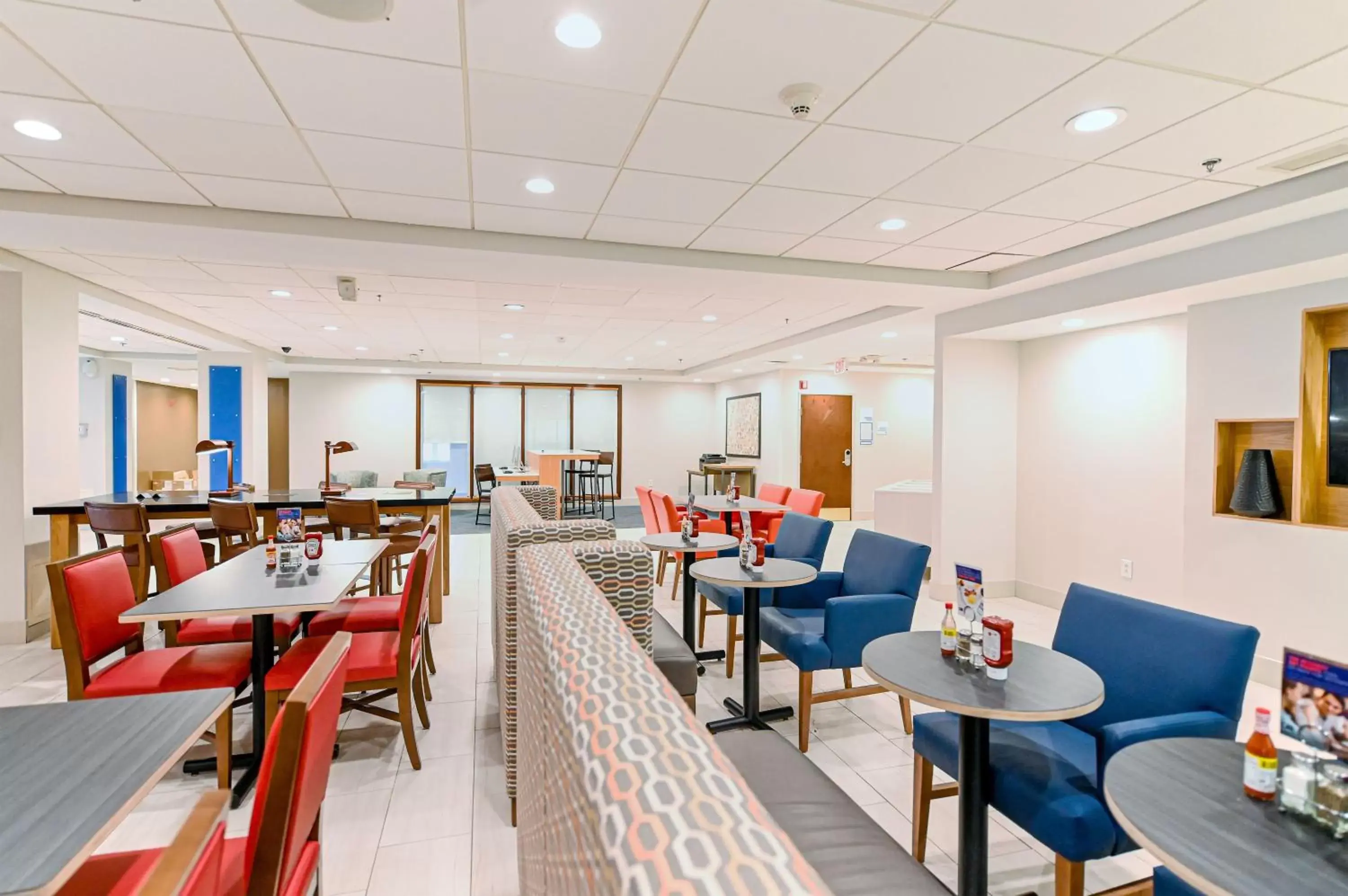 Breakfast, Restaurant/Places to Eat in Holiday Inn Express Richmond Airport, an IHG Hotel