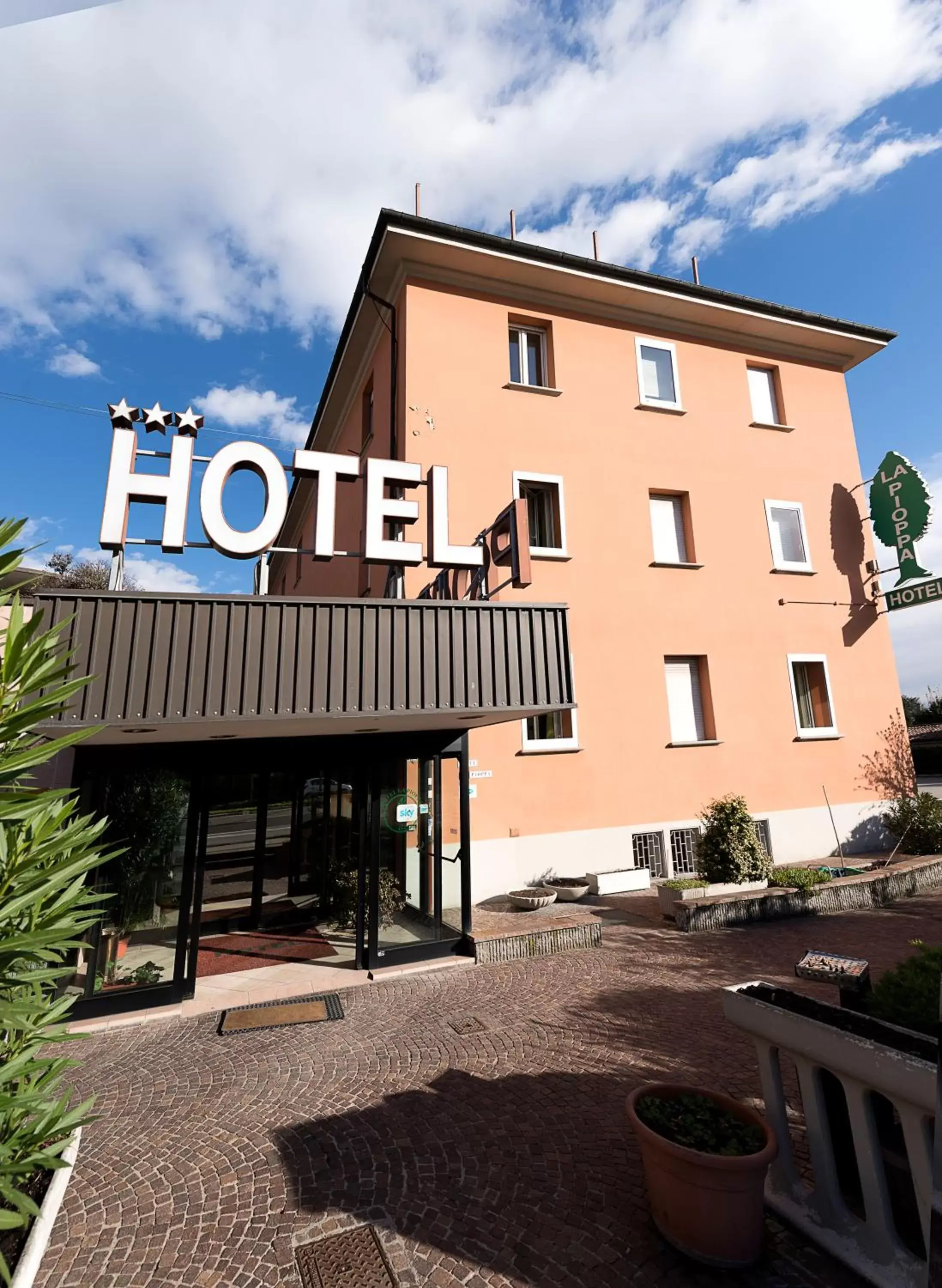 Facade/entrance, Property Building in Hotel La Pioppa